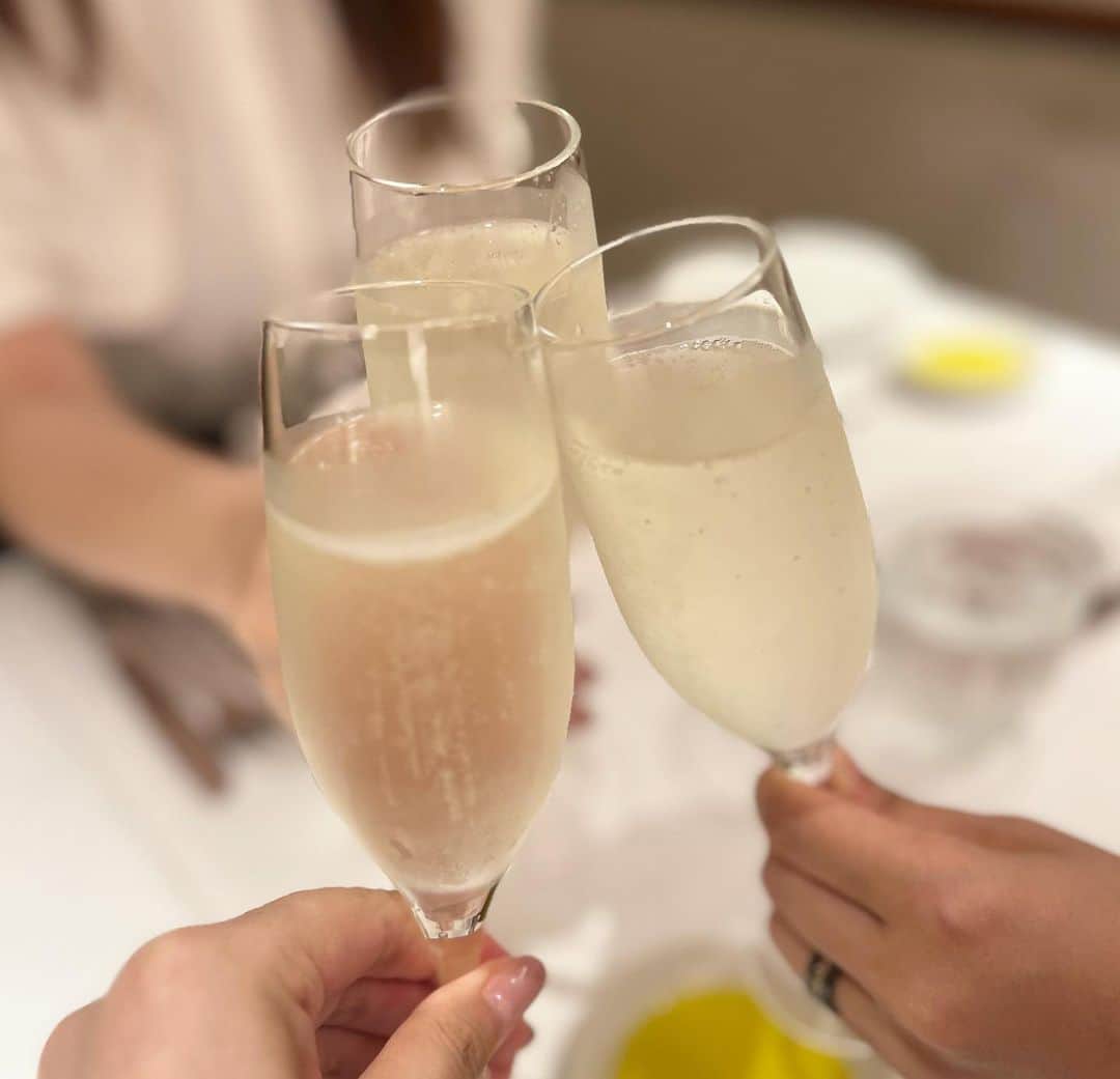 近藤英恵さんのインスタグラム写真 - (近藤英恵Instagram)「ゆりあちゃんがまき子ちゃんと私のお祝いをしてくれました🥂💖  3人で会えるのが久しぶりで嬉しくて何時間もお喋り😆  沢山笑って楽しかった✨  こんなタイミングで2人に会えて嬉しかった✨  素敵な時間をありがとう✨✨✨  #🥂#🍴#💖#🥰#🙌#大好きなお友達#エンドレス#宝塚トーク#楽しい時間#ありがとう#🌈」9月30日 0時29分 - hanachan93