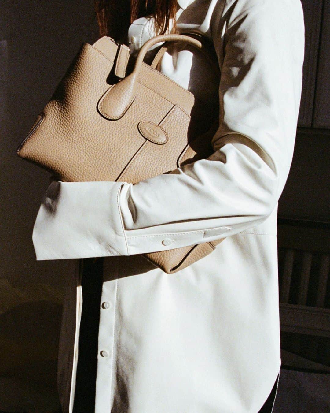 のインスタグラム：「Convey timeless class by shaping your iconic Di Bag; wear it in countless ways throughout the day.  #Tods #TodsDiBag」