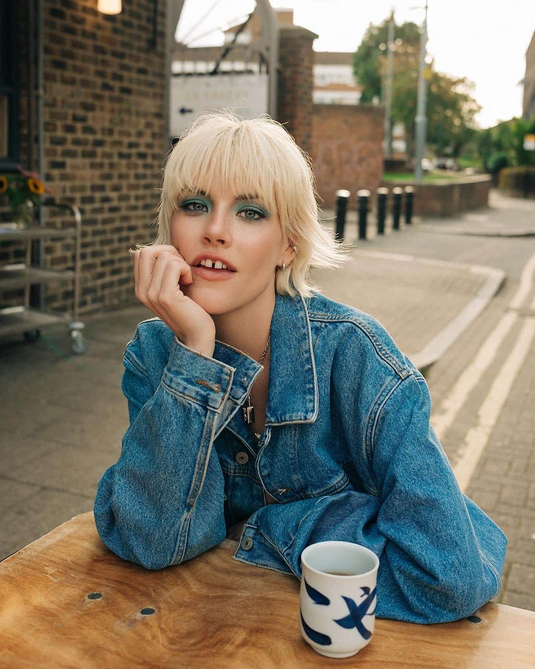Ashley Smithのインスタグラム：「Photographer @neil_favila caught me kicking rocks in London Town 🌐 hair cut by @kamila_pruszek」