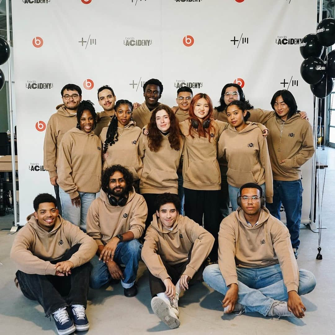 ビーツ・エレクトロニクスのインスタグラム：「Introducing LA’s next generation of creatives! Beats Academy is officially in session ❤️🤍🖤」