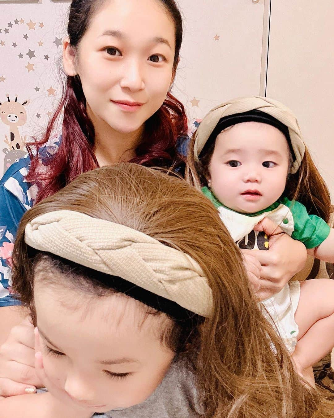 世手子さんのインスタグラム写真 - (世手子Instagram)「PR I have two more daughters☺️ Makeover with a wig👏 Wig Makeover Challenge Before vs After💇‍♀️ 私の二人の娘を紹介しますw ウィッグ メークオーバー チャレンジ 着用前 vs 着用後やってみたよ(^_-) @shein_official @shein.wig   ✂️ヘッドバンド付きの長いカーリー人工毛エクステンション	 ¥1522 🆔16286456	 https://shein.top/6keqebo 長女はロングカーリーw か、かわいい(*´∇｀*)  ✂︎ヘッドバンド ウィッグ 女性用 合成繊維 22インチ 自然なストレート ナチュラルなヘアピース ハーフウィッグ ¥1388 🆔20849596	 https://shein.top/ghmtczc 次女はストレートでw お揃い可愛すぎた(*´ω`*)  💇‍♀️ロング ボディウェーブ ポニーテール 合成 付き 爪 ヘアエクステ ¥938	 🆔12395334	 https://shein.top/uwxkc1b 赤がアクセントでくるくる(*'▽'*) 女子力あがる╰(*´︶`*)╯♡  💇ロング ボディウェーブ ポニーテール 合成 付き 爪 ヘアエクステ	 ¥702 🆔12014419	 https://shein.top/vp1p8fw 青のエクステが入ってて一目惚れ🤩  💇‍♂️ブラウンミックスライトブラウンロングストレートポニーテール人工毛エクステンションデイリーインレットシルク	 ¥994 🆔11473606	 https://shein.top/ghmtcze このストレート系もかなり重宝してお気に入り(*´∇｀*)  ハロウィンに向けて🎃💨 驚きの価格で種類豊富だから見逃せない(^-^)v  🌟クーポン 🎈Coupon Code wigrojide  12月31日まで❣️ お買い上げ金額1～5,999円までは15%OFF、6000円以上は20%OFFになるよ💖  #クーポンコード #クーポン情報  #クーポン配布中  #シーインクーポン  #ドタバタ育児  #二児のママ  #2児育児 #赤ちゃんのいる暮らし  #3歳男の子 #3歳差育児  #二児の母 #二児ママ  #ママシンガー  #二児育児 #2児ママ #2児のママ #赤ちゃんのいる生活　  #SHEINwigs #wigs #SHEINforAll #SHEINbeauty #SHEINhaul #makeover #ad #SHEIN #wighaul #wigreview」9月30日 0時33分 - rojide