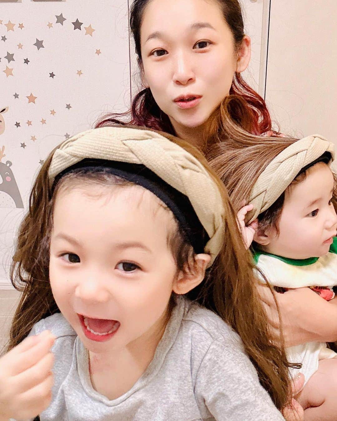 世手子さんのインスタグラム写真 - (世手子Instagram)「PR I have two more daughters☺️ Makeover with a wig👏 Wig Makeover Challenge Before vs After💇‍♀️ 私の二人の娘を紹介しますw ウィッグ メークオーバー チャレンジ 着用前 vs 着用後やってみたよ(^_-) @shein_official @shein.wig   ✂️ヘッドバンド付きの長いカーリー人工毛エクステンション	 ¥1522 🆔16286456	 https://shein.top/6keqebo 長女はロングカーリーw か、かわいい(*´∇｀*)  ✂︎ヘッドバンド ウィッグ 女性用 合成繊維 22インチ 自然なストレート ナチュラルなヘアピース ハーフウィッグ ¥1388 🆔20849596	 https://shein.top/ghmtczc 次女はストレートでw お揃い可愛すぎた(*´ω`*)  💇‍♀️ロング ボディウェーブ ポニーテール 合成 付き 爪 ヘアエクステ ¥938	 🆔12395334	 https://shein.top/uwxkc1b 赤がアクセントでくるくる(*'▽'*) 女子力あがる╰(*´︶`*)╯♡  💇ロング ボディウェーブ ポニーテール 合成 付き 爪 ヘアエクステ	 ¥702 🆔12014419	 https://shein.top/vp1p8fw 青のエクステが入ってて一目惚れ🤩  💇‍♂️ブラウンミックスライトブラウンロングストレートポニーテール人工毛エクステンションデイリーインレットシルク	 ¥994 🆔11473606	 https://shein.top/ghmtcze このストレート系もかなり重宝してお気に入り(*´∇｀*)  ハロウィンに向けて🎃💨 驚きの価格で種類豊富だから見逃せない(^-^)v  🌟クーポン 🎈Coupon Code wigrojide  12月31日まで❣️ お買い上げ金額1～5,999円までは15%OFF、6000円以上は20%OFFになるよ💖  #クーポンコード #クーポン情報  #クーポン配布中  #シーインクーポン  #ドタバタ育児  #二児のママ  #2児育児 #赤ちゃんのいる暮らし  #3歳男の子 #3歳差育児  #二児の母 #二児ママ  #ママシンガー  #二児育児 #2児ママ #2児のママ #赤ちゃんのいる生活　  #SHEINwigs #wigs #SHEINforAll #SHEINbeauty #SHEINhaul #makeover #ad #SHEIN #wighaul #wigreview」9月30日 0時33分 - rojide