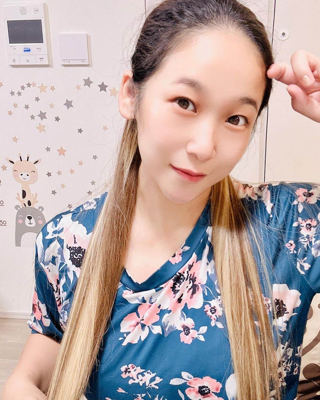 世手子さんのインスタグラム写真 - (世手子Instagram)「PR I have two more daughters☺️ Makeover with a wig👏 Wig Makeover Challenge Before vs After💇‍♀️ 私の二人の娘を紹介しますw ウィッグ メークオーバー チャレンジ 着用前 vs 着用後やってみたよ(^_-) @shein_official @shein.wig   ✂️ヘッドバンド付きの長いカーリー人工毛エクステンション	 ¥1522 🆔16286456	 https://shein.top/6keqebo 長女はロングカーリーw か、かわいい(*´∇｀*)  ✂︎ヘッドバンド ウィッグ 女性用 合成繊維 22インチ 自然なストレート ナチュラルなヘアピース ハーフウィッグ ¥1388 🆔20849596	 https://shein.top/ghmtczc 次女はストレートでw お揃い可愛すぎた(*´ω`*)  💇‍♀️ロング ボディウェーブ ポニーテール 合成 付き 爪 ヘアエクステ ¥938	 🆔12395334	 https://shein.top/uwxkc1b 赤がアクセントでくるくる(*'▽'*) 女子力あがる╰(*´︶`*)╯♡  💇ロング ボディウェーブ ポニーテール 合成 付き 爪 ヘアエクステ	 ¥702 🆔12014419	 https://shein.top/vp1p8fw 青のエクステが入ってて一目惚れ🤩  💇‍♂️ブラウンミックスライトブラウンロングストレートポニーテール人工毛エクステンションデイリーインレットシルク	 ¥994 🆔11473606	 https://shein.top/ghmtcze このストレート系もかなり重宝してお気に入り(*´∇｀*)  ハロウィンに向けて🎃💨 驚きの価格で種類豊富だから見逃せない(^-^)v  🌟クーポン 🎈Coupon Code wigrojide  12月31日まで❣️ お買い上げ金額1～5,999円までは15%OFF、6000円以上は20%OFFになるよ💖  #クーポンコード #クーポン情報  #クーポン配布中  #シーインクーポン  #ドタバタ育児  #二児のママ  #2児育児 #赤ちゃんのいる暮らし  #3歳男の子 #3歳差育児  #二児の母 #二児ママ  #ママシンガー  #二児育児 #2児ママ #2児のママ #赤ちゃんのいる生活　  #SHEINwigs #wigs #SHEINforAll #SHEINbeauty #SHEINhaul #makeover #ad #SHEIN #wighaul #wigreview」9月30日 0時33分 - rojide