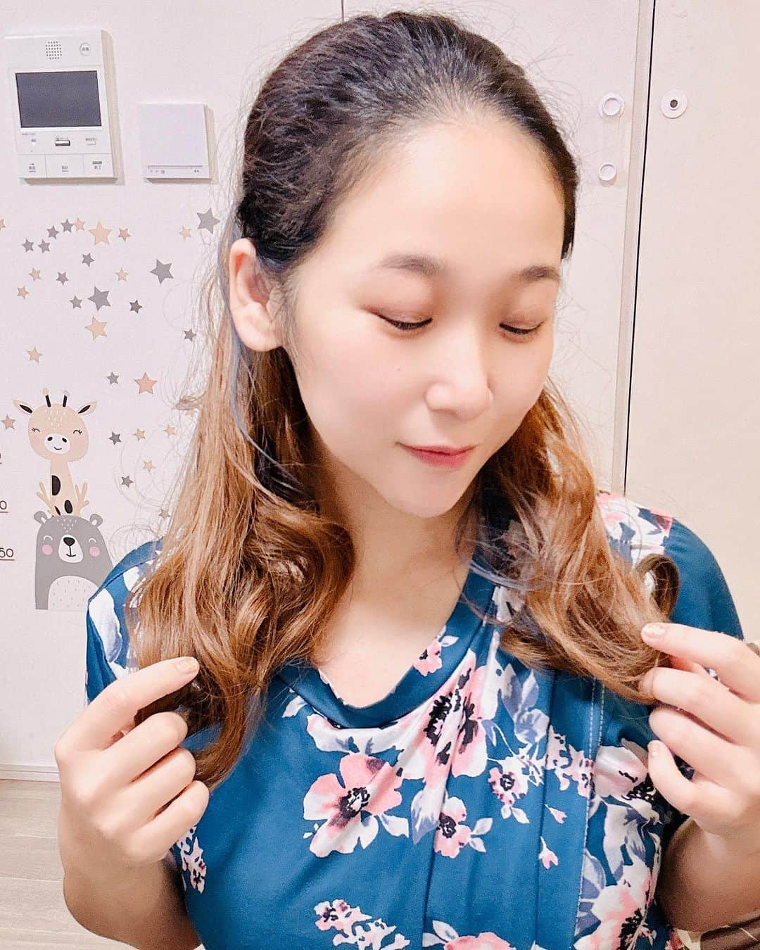 世手子さんのインスタグラム写真 - (世手子Instagram)「PR I have two more daughters☺️ Makeover with a wig👏 Wig Makeover Challenge Before vs After💇‍♀️ 私の二人の娘を紹介しますw ウィッグ メークオーバー チャレンジ 着用前 vs 着用後やってみたよ(^_-) @shein_official @shein.wig   ✂️ヘッドバンド付きの長いカーリー人工毛エクステンション	 ¥1522 🆔16286456	 https://shein.top/6keqebo 長女はロングカーリーw か、かわいい(*´∇｀*)  ✂︎ヘッドバンド ウィッグ 女性用 合成繊維 22インチ 自然なストレート ナチュラルなヘアピース ハーフウィッグ ¥1388 🆔20849596	 https://shein.top/ghmtczc 次女はストレートでw お揃い可愛すぎた(*´ω`*)  💇‍♀️ロング ボディウェーブ ポニーテール 合成 付き 爪 ヘアエクステ ¥938	 🆔12395334	 https://shein.top/uwxkc1b 赤がアクセントでくるくる(*'▽'*) 女子力あがる╰(*´︶`*)╯♡  💇ロング ボディウェーブ ポニーテール 合成 付き 爪 ヘアエクステ	 ¥702 🆔12014419	 https://shein.top/vp1p8fw 青のエクステが入ってて一目惚れ🤩  💇‍♂️ブラウンミックスライトブラウンロングストレートポニーテール人工毛エクステンションデイリーインレットシルク	 ¥994 🆔11473606	 https://shein.top/ghmtcze このストレート系もかなり重宝してお気に入り(*´∇｀*)  ハロウィンに向けて🎃💨 驚きの価格で種類豊富だから見逃せない(^-^)v  🌟クーポン 🎈Coupon Code wigrojide  12月31日まで❣️ お買い上げ金額1～5,999円までは15%OFF、6000円以上は20%OFFになるよ💖  #クーポンコード #クーポン情報  #クーポン配布中  #シーインクーポン  #ドタバタ育児  #二児のママ  #2児育児 #赤ちゃんのいる暮らし  #3歳男の子 #3歳差育児  #二児の母 #二児ママ  #ママシンガー  #二児育児 #2児ママ #2児のママ #赤ちゃんのいる生活　  #SHEINwigs #wigs #SHEINforAll #SHEINbeauty #SHEINhaul #makeover #ad #SHEIN #wighaul #wigreview」9月30日 0時33分 - rojide