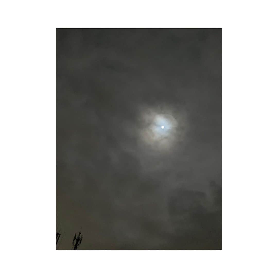 きよこのインスタグラム：「🌕 wish #photooftheday  #fullmoon  * 見たくて空を眺めていたらふっと雲が流れて輝きがあったんだ。 みんなの願いが届く夜でありますように。 #中秋の名月  #満月  #次回重なるのは7年後  #その時もみんな一緒だよ」