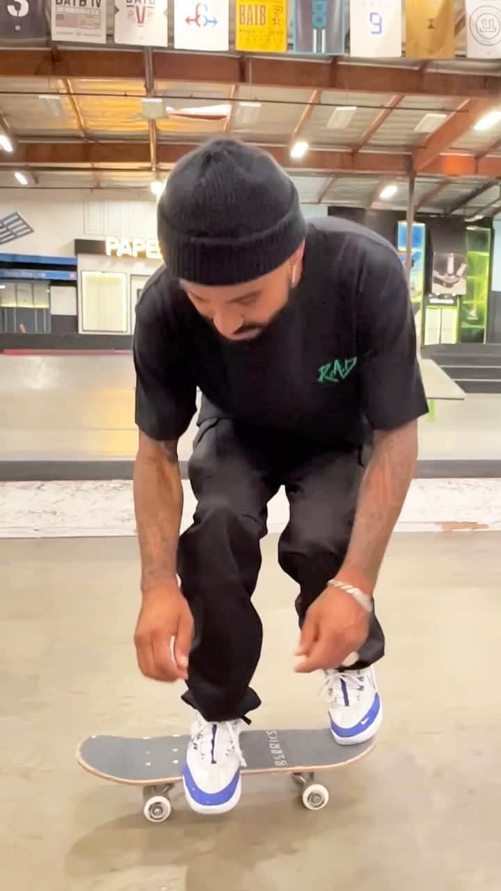 マニー・サンティアゴのインスタグラム：「Smallest varial heel 😅 🎥: @christiana.means」
