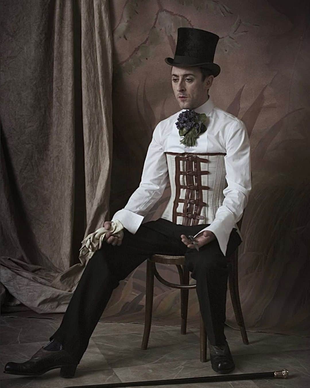 のインスタグラム：「Styled by @altorisony  Set by @brodersonbackdrops  Shot by @adrianbuckmaster  NYC 2007 #fbf」