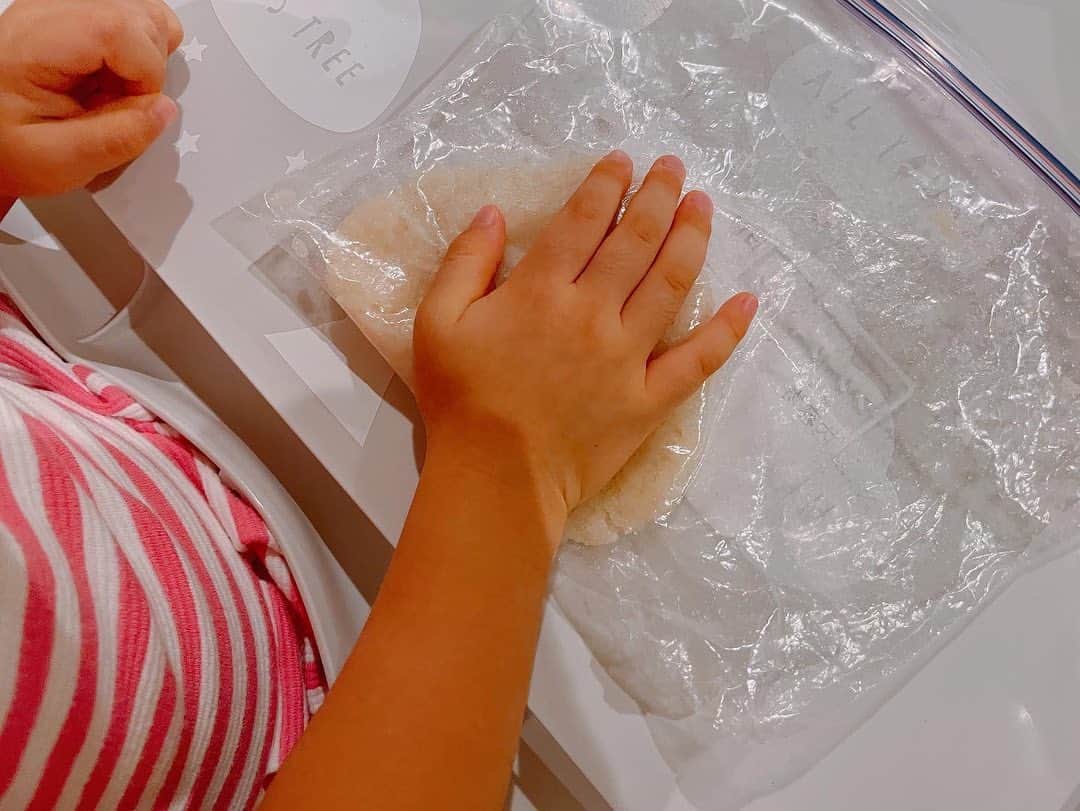 英玲奈さんのインスタグラム写真 - (英玲奈Instagram)「#中秋の名月  あると思ったお団子の材料が無かったので、 ご飯を潰してメープルシロップを混ぜてきな粉をまぶしました。 １歳から一緒に作り始めた、 #お月見団子 今年は上手になったなぁとしみじみ。 毎年行事ごとを大切にしていると成長を感じやすいからいいね☺️  早めの時間は月が大きく橙色に見えて、娘と2人でお団子食べながら満喫できた🍡  お月見ー！お月見ー！ とはしゃぎながら、 月にはうさぎさんがいるのよね！ かぐや姫が帰るのよね！ と、色んな本から学んだ情報を教えてくれる娘。 昔話を沢山読んでるから、 びっくりぎょうてん！とか、 これは見事じゃ！とか、 普段から使っちゃって驚かされるけど、 本が好きな子に育ってくれて良かった☺️  #ていねいな暮らし #季節を感じる暮らし#からだにいいこと#料理 #からだにやさしいごはん #おうちごはん#家族の健康守りたい#10年後の健康の為に#無添加#無化調#オーガニック#低gi #美腸活#趣味生活#料理家#erenakitchen #娘#daughter#2歳10ヶ月#女の子ママ#girlmom#女の子幼児#girlbaby#親バカ部#毎日が特別#子供のいる生活#ていねいな子育て」9月29日 23時05分 - erena_erenyan