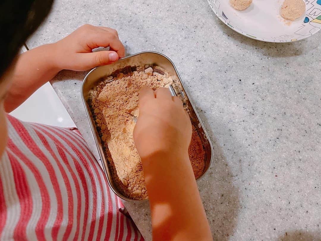 英玲奈さんのインスタグラム写真 - (英玲奈Instagram)「#中秋の名月  あると思ったお団子の材料が無かったので、 ご飯を潰してメープルシロップを混ぜてきな粉をまぶしました。 １歳から一緒に作り始めた、 #お月見団子 今年は上手になったなぁとしみじみ。 毎年行事ごとを大切にしていると成長を感じやすいからいいね☺️  早めの時間は月が大きく橙色に見えて、娘と2人でお団子食べながら満喫できた🍡  お月見ー！お月見ー！ とはしゃぎながら、 月にはうさぎさんがいるのよね！ かぐや姫が帰るのよね！ と、色んな本から学んだ情報を教えてくれる娘。 昔話を沢山読んでるから、 びっくりぎょうてん！とか、 これは見事じゃ！とか、 普段から使っちゃって驚かされるけど、 本が好きな子に育ってくれて良かった☺️  #ていねいな暮らし #季節を感じる暮らし#からだにいいこと#料理 #からだにやさしいごはん #おうちごはん#家族の健康守りたい#10年後の健康の為に#無添加#無化調#オーガニック#低gi #美腸活#趣味生活#料理家#erenakitchen #娘#daughter#2歳10ヶ月#女の子ママ#girlmom#女の子幼児#girlbaby#親バカ部#毎日が特別#子供のいる生活#ていねいな子育て」9月29日 23時05分 - erena_erenyan