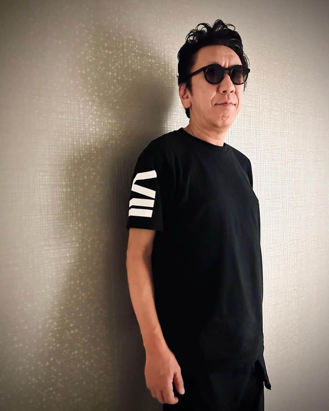布袋寅泰のインスタグラム：「いよいよ来週からスタートするギタリズム７ツアーのツアーTシャツ。クールです👍 #布袋寅泰 #ギタリズム7ツアー #ツアーグッズ」