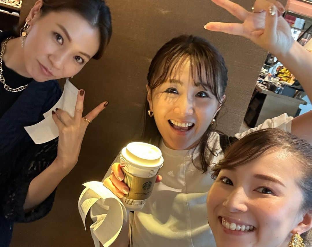 彩星りおんさんのインスタグラム写真 - (彩星りおんInstagram)「まりこちゃん @ranka.natsushiro が声をかけてくれて プチ同期会💗  20年以上変わらぬ関係性に感謝！ 本当に心地よくて何話してもオチに笑いがきて 誰が喋ってるのか分からないくらいみんなが喋りたがって  まだまだ話したりず後ろ髪引かれながら帰路に着きました🥹 早くまた会いたい。  甥っ子、姪っ子のような同期のお子ちゃまたち🫶可愛かったな🥰  ともちゃんとちーのお誕生日お祝いも出来て嬉しかった❣️ @mai_kanon_official  @5_0_3maiche_chel  おめでとう🎂  #同期会 #90期 #家族」9月29日 23時11分 - rion.ayahoshi