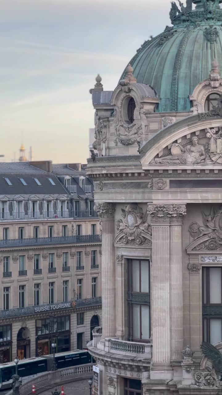 島野ミキのインスタグラム：「・  ⚑ InterContinental Paris - Le Grand  @kana_aota の投稿みて 絶対ここ泊まるって決めてた。  5つ星でオペラビューのバルコニーも確約で選択出来る。 目の前がオペラでこの上ないパリの景色を堪能できちゃいます。  また朝ごはんのブュッフェがすごく良かったので 朝食付けることをおすすめします❤︎ さすがインターコンチ✨  #オペラ#インターコンチ#インターコンチネンタル #パリ#パリ旅行#フランス#フランス旅行#France#paris#旅行#海外旅行#travel#traveler#海外#ヨーロッパ#ヨーロッパ旅行#ヨーロッパの街並み#ヨーロッパ周遊#観光#観光スポット#trip#女子旅#OpéraView#Opéra#intercontinentalparislegrand」