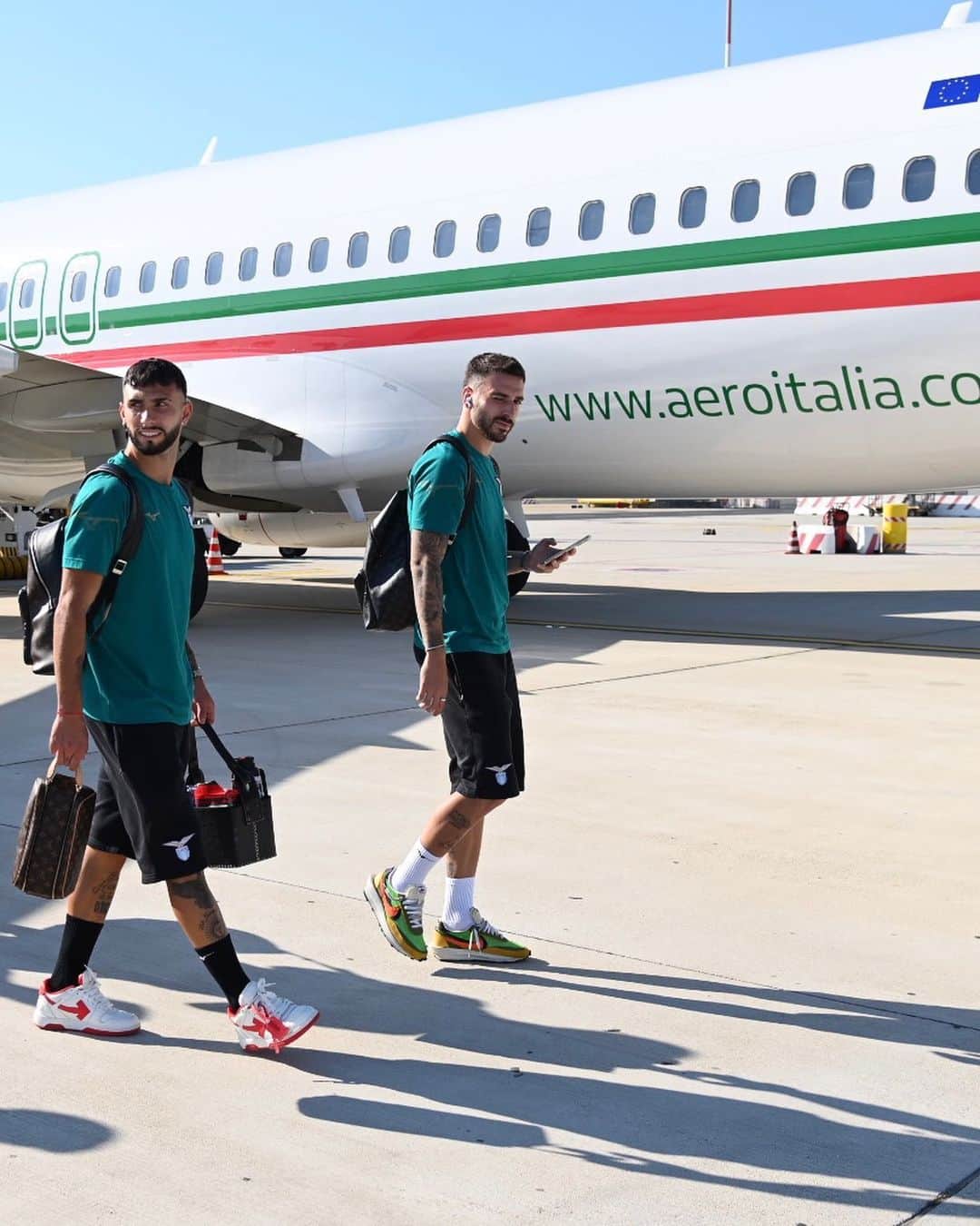 SSラツィオのインスタグラム：「✈️ See y’all in Milan!  #MilanLazio #CMonEagles 🦅」