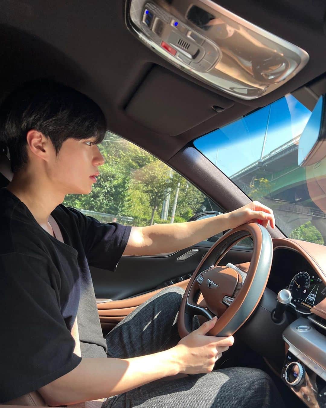 キム・ジュンソのインスタグラム：「김사장님 차 운전하는 김기사」