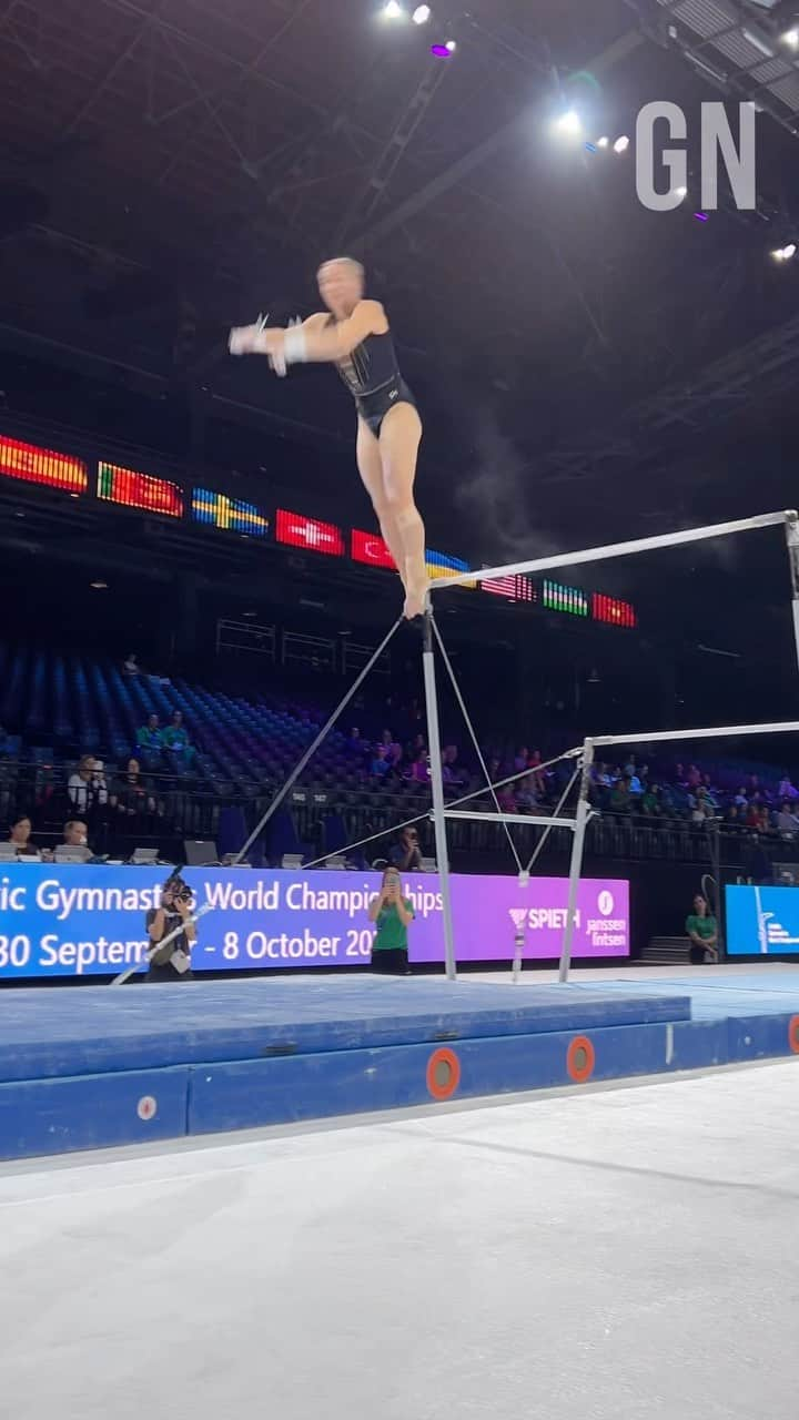 エリー・ブラックのインスタグラム：「Ellie Black (CAN) 🇨🇦 on uneven bars   #Antwerp2023」