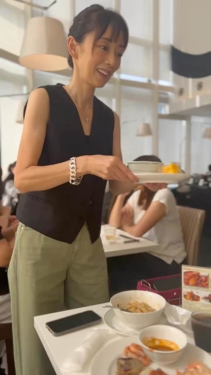 のインスタグラム：「久々のランチビュッフェ。 お腹ペコペコだったからあれもこれもとてんこ盛り。 流石に食べ過ぎたから夕ご飯はわたしはパスして家族の分だけお弁当。 が、しかし、夫体調不良で食べられず、JDバイト終わりに食べてくると。 どうするのよー、このお弁当😆 賞味期限が今日までだから頑張って食べるか悩み中。 #女子会#女子会ランチ#シンガポールシーフードリパブリック #シンガポールシーフードリパブリック銀座 #黒毛家お弁当 #牛カツ弁当#あまみカオリ研究所 #kasanetaマロンと抹茶#rionahazuki」