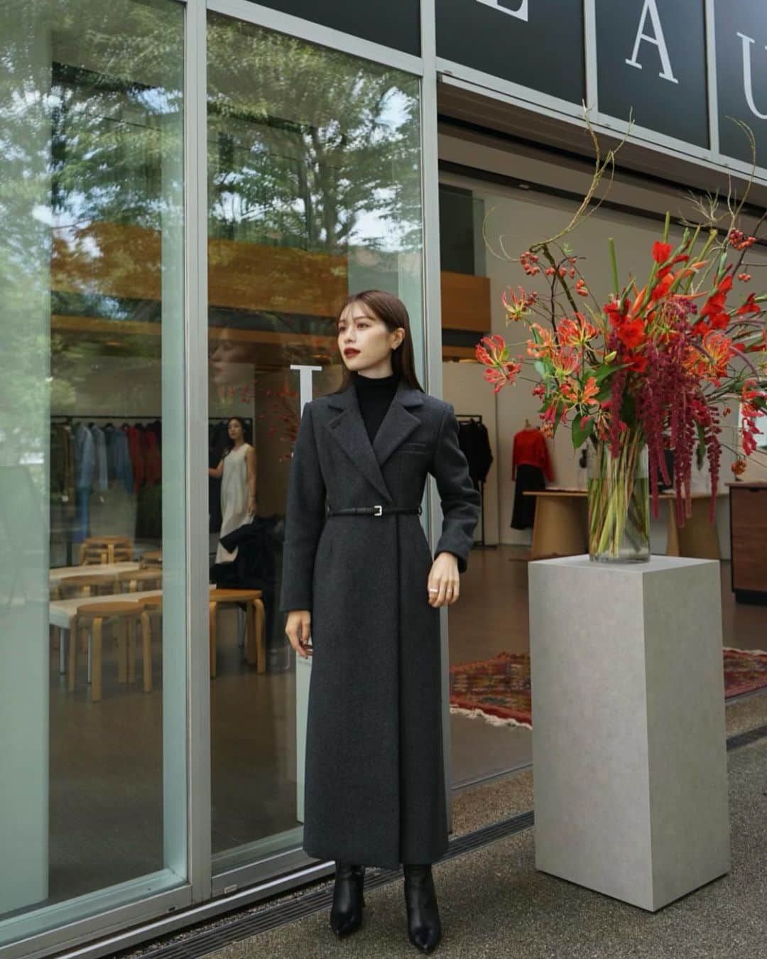 のインスタグラム：「Belted Chester coat / Gray  表情のある杢グレーが美しい✨  しっかりとした厚手の生地を使用し、ウエストをシェイプし縦のラインを強調したシルエットに仕立て、すっきりと細身に見える理想のコートに仕上がりました😌」