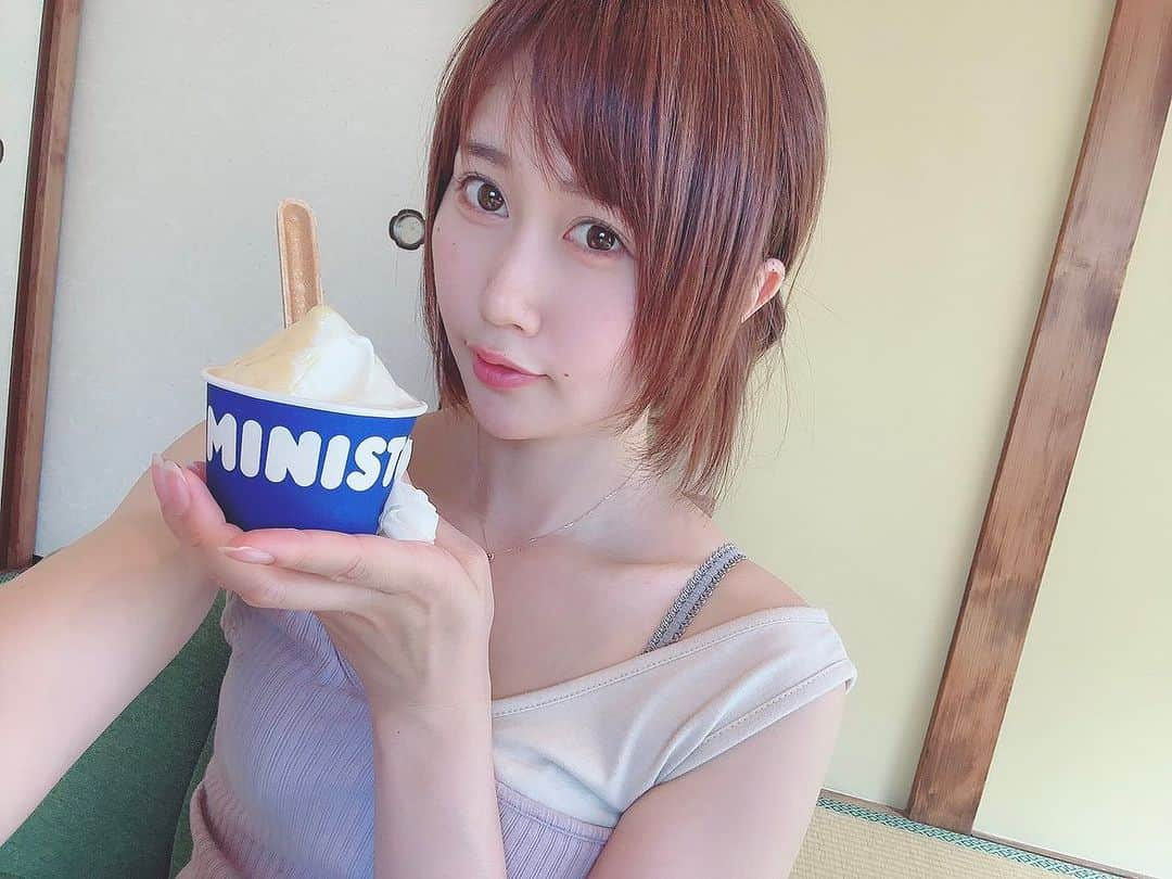 釘町みやびさんのインスタグラム写真 - (釘町みやびInstagram)「🍦  最近マジでアイス好きが止まりません。 これはみどちゃんと撮影の時にたべた ミニストップの焼き芋ミックスソフト(🍠•᎑•🍠)  バニラとお芋どっちも美味しくて最高だったなあ👏🏻✨  可愛いものだけ♡とみせかけて 北海道チーズインチキン＆チップスも食べたけどね🧀  秋だね〜！！😎🍁🍂  また最近暑いけど、まもなく10月に入ったら 一気に涼しくなるみたいだよ！  涼しい時のアイスも美味しいよね〜☺️  食欲の秋だね〜( ͜🍠 ･ω･) ͜🍠ｵｲﾓｫ  ちなみに今日は肉の日なので、 豚肉と仲間たちの具沢山中華丼を食べました！🐷  シチューが残ってるので朝はシチュー🥔  もりもり食べて、冬に備えようね😎🤍🤍  ※16時間ファスティングは続けてます✌🏻  ． ．  #ミニストップ  #ミニストップスイーツ  #焼き芋  #焼き芋アイス  #食いしん坊  #食べるの大好き  #コンビニスイーツ  #美味しいもの  #甘党  #大人女子  #タンクトップ  #ひょっこり  #足指  #裸足  #足指  #ministop  #sweets  #delicious  #icecream  #sweetpotato  #feet  #barefootgirl」9月29日 23時23分 - miyajyaga382