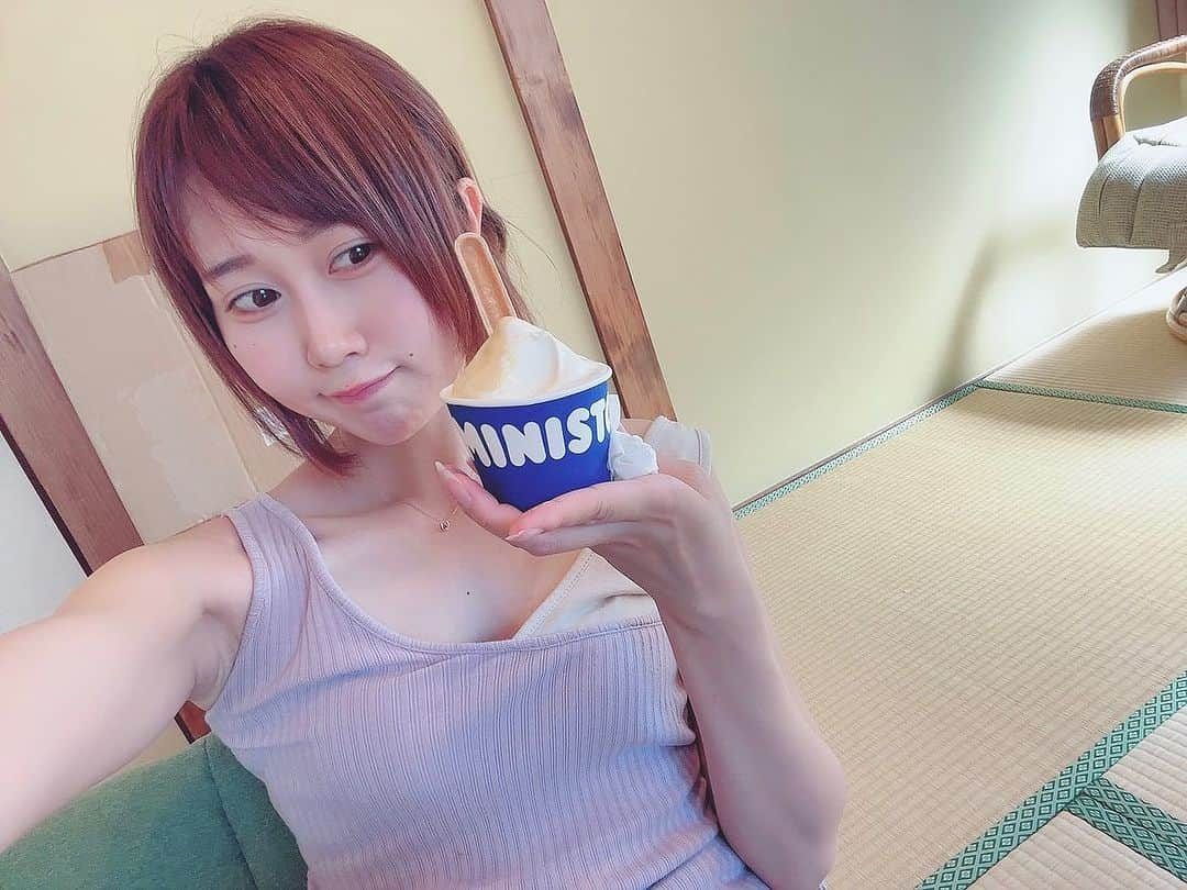 釘町みやびさんのインスタグラム写真 - (釘町みやびInstagram)「🍦  最近マジでアイス好きが止まりません。 これはみどちゃんと撮影の時にたべた ミニストップの焼き芋ミックスソフト(🍠•᎑•🍠)  バニラとお芋どっちも美味しくて最高だったなあ👏🏻✨  可愛いものだけ♡とみせかけて 北海道チーズインチキン＆チップスも食べたけどね🧀  秋だね〜！！😎🍁🍂  また最近暑いけど、まもなく10月に入ったら 一気に涼しくなるみたいだよ！  涼しい時のアイスも美味しいよね〜☺️  食欲の秋だね〜( ͜🍠 ･ω･) ͜🍠ｵｲﾓｫ  ちなみに今日は肉の日なので、 豚肉と仲間たちの具沢山中華丼を食べました！🐷  シチューが残ってるので朝はシチュー🥔  もりもり食べて、冬に備えようね😎🤍🤍  ※16時間ファスティングは続けてます✌🏻  ． ．  #ミニストップ  #ミニストップスイーツ  #焼き芋  #焼き芋アイス  #食いしん坊  #食べるの大好き  #コンビニスイーツ  #美味しいもの  #甘党  #大人女子  #タンクトップ  #ひょっこり  #足指  #裸足  #足指  #ministop  #sweets  #delicious  #icecream  #sweetpotato  #feet  #barefootgirl」9月29日 23時23分 - miyajyaga382