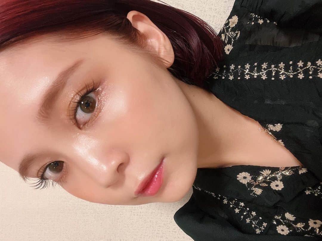 Hitoのインスタグラム：「. 最近の美容あれこれメモ📝  ☑︎まつげ ここ最近ずっと通ってる @kawasaki_sayaka さん！初めてお願いした時の感動は忘れない🥺 まつげパーマでいつもお願いしてます💋　ラッシュアディクト使ってから、まつげが本当に長くなった👁️✨  ☑︎エステ こちらも通わせてもらってる @eau_blanche_ 💆忙しくするとやはり肌トラブル起きるので、駆け込み寺です😭🤍癒しも含めてとにかくみんなに行ってほしいエステサロンです！  ☑︎ヘア 安心安定の赤髪は @bloc_japon です🌹 今回は @maamyyyy が旅行中だったので、　@ishiwata_kana にお願いしました💞 最高の赤髪をありがとうございます❤️‍🔥赤髪にしたい人絶対行くべし！  以上、リアルに通っている定番美容の紹介でした😉（突然」