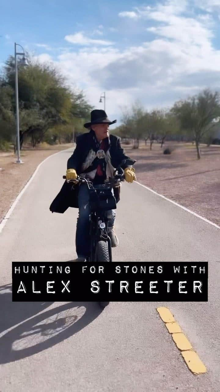 アレックスストリーターのインスタグラム：「Hunting for stones with #AlexStreeter is like shopping with a 8-year-old boy…   When we managed to tear him away from the knives & dinosaurs, we were able to find some incredible gemstones at the world-famous Tucson Gem show!  So many beautiful stones, in fact, that we decided to do our Limitied Edition #AngelHeartRing a little differently this year…  At the end of each month for the rest of 2023, we will be dropping a micro-collection of rare stones in honor of the elements - Earth, Air, Water + Fire.  This weekend we’ll be starting close to home, with EARTH. Stay tuned….」