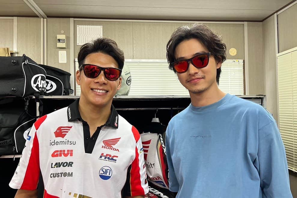 山﨑賢人さんのインスタグラム写真 - (山﨑賢人Instagram)「中上貴晶選手が参戦している「2023 FIM MotoGP™ 世界選手権シリーズ 第14戦 MOTUL Grand Prix of Japan」のフリープラクティス観戦に行ってきました！ 間近で音を聞けて、見れて、大迫力で圧倒的 興奮しました。 中上貴晶選手からのお話や、ピットも見学させていただき貴重な体験をさせてもらいました！ #PR @oakleyjapan  @takanakagami  #ProtectYourEyes」9月29日 23時27分 - kentooyamazaki