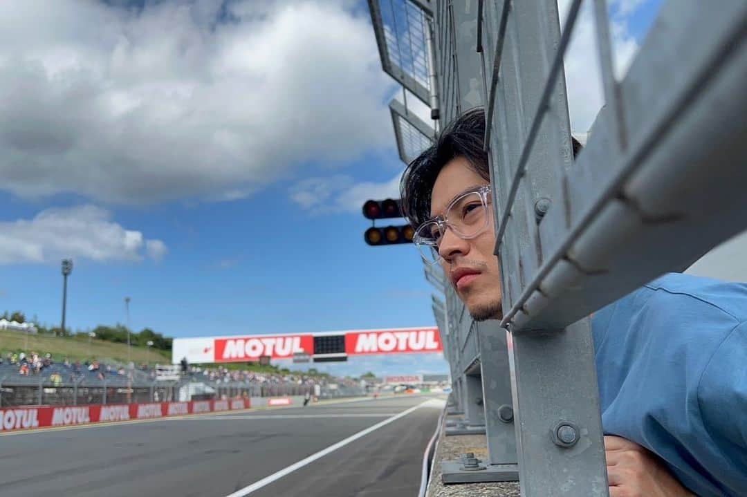 山﨑賢人さんのインスタグラム写真 - (山﨑賢人Instagram)「中上貴晶選手が参戦している「2023 FIM MotoGP™ 世界選手権シリーズ 第14戦 MOTUL Grand Prix of Japan」のフリープラクティス観戦に行ってきました！ 間近で音を聞けて、見れて、大迫力で圧倒的 興奮しました。 中上貴晶選手からのお話や、ピットも見学させていただき貴重な体験をさせてもらいました！ #PR @oakleyjapan  @takanakagami  #ProtectYourEyes」9月29日 23時27分 - kentooyamazaki