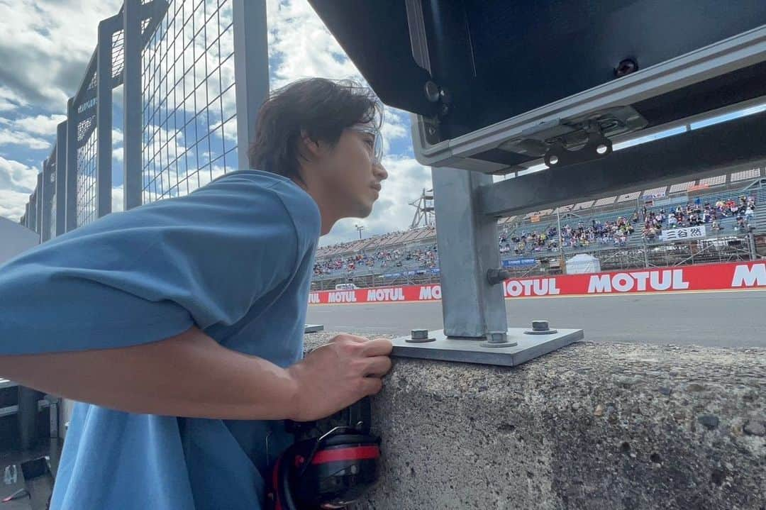 山﨑賢人さんのインスタグラム写真 - (山﨑賢人Instagram)「中上貴晶選手が参戦している「2023 FIM MotoGP™ 世界選手権シリーズ 第14戦 MOTUL Grand Prix of Japan」のフリープラクティス観戦に行ってきました！ 間近で音を聞けて、見れて、大迫力で圧倒的 興奮しました。 中上貴晶選手からのお話や、ピットも見学させていただき貴重な体験をさせてもらいました！ #PR @oakleyjapan  @takanakagami  #ProtectYourEyes」9月29日 23時27分 - kentooyamazaki