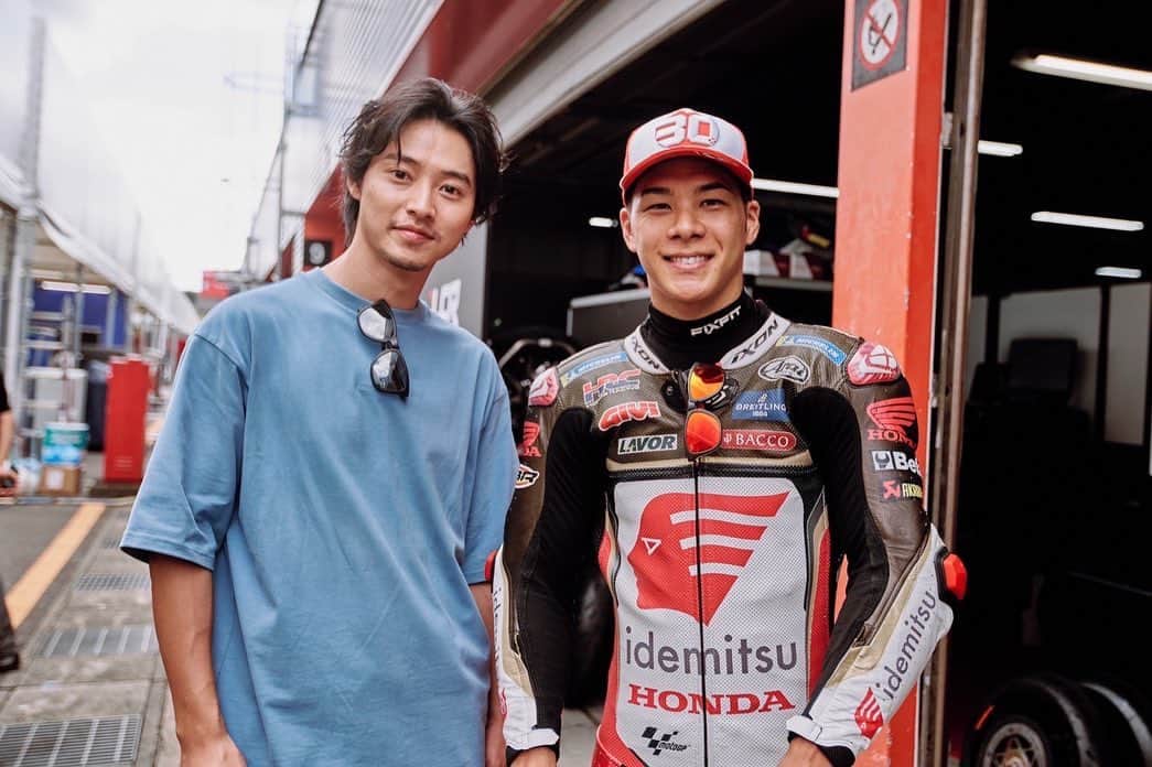 山﨑賢人のインスタグラム：「中上貴晶選手が参戦している「2023 FIM MotoGP™ 世界選手権シリーズ 第14戦 MOTUL Grand Prix of Japan」のフリープラクティス観戦に行ってきました！ 間近で音を聞けて、見れて、大迫力で圧倒的 興奮しました。 中上貴晶選手からのお話や、ピットも見学させていただき貴重な体験をさせてもらいました！ #PR @oakleyjapan  @takanakagami  #ProtectYourEyes」