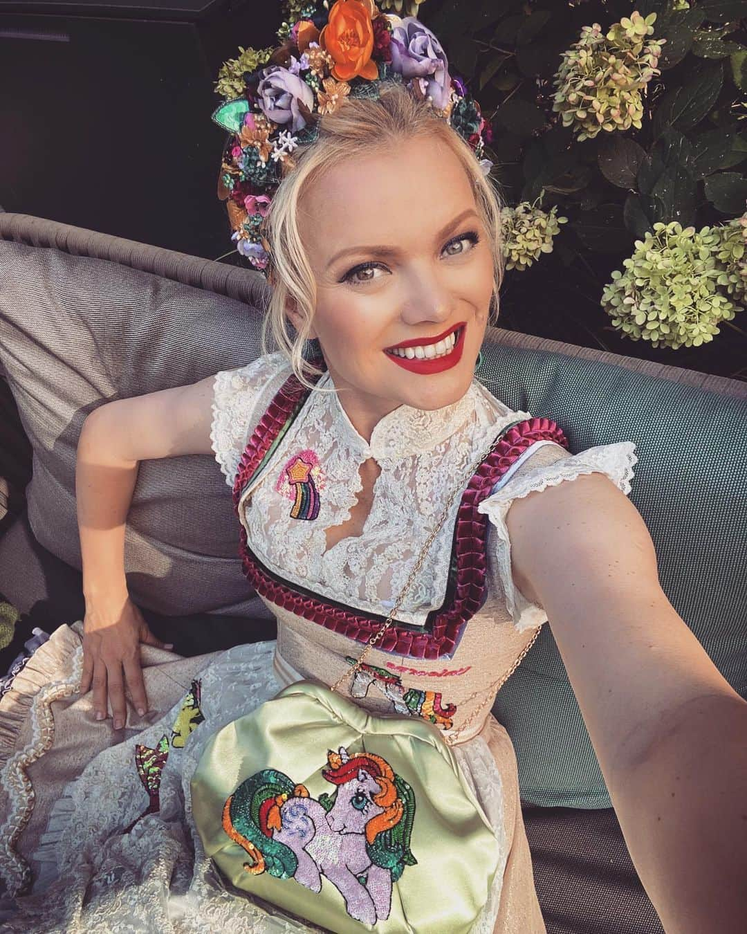 フランツィスカ・クヌッペのインスタグラム：「On my way to the Oktoberfest with @mylittlepony @hasbro 🦄🌈♥️ #dirndl by @lolapaltinger  #hairaccessories by @misslillyshats  #mylittlepony #hasbro」