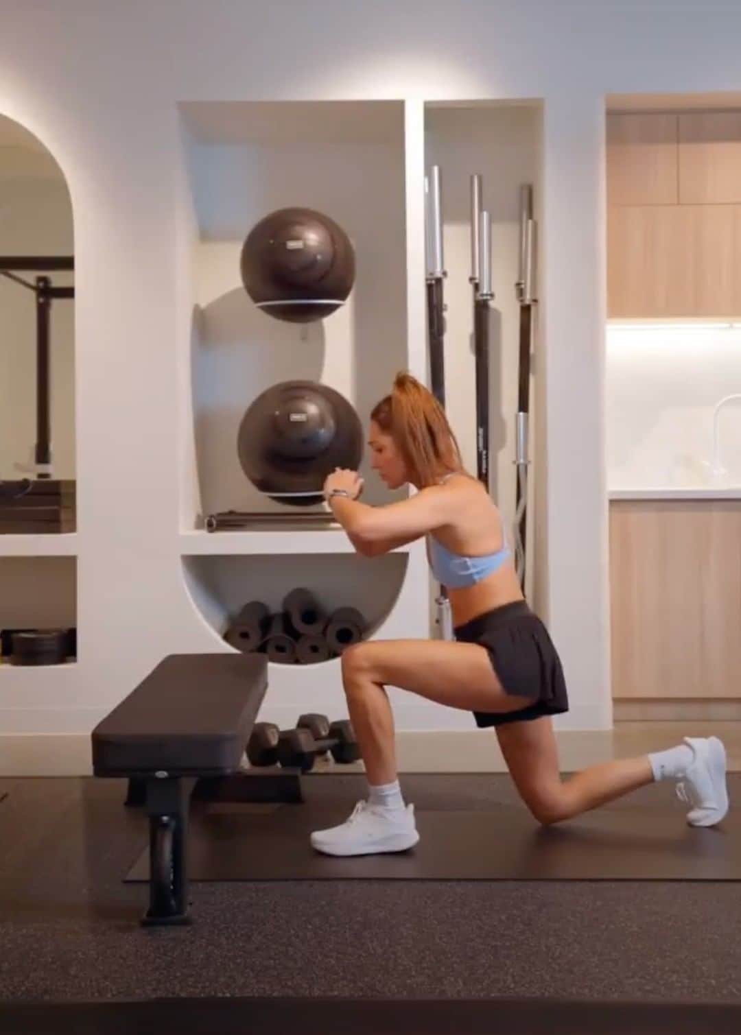 のインスタグラム：「Here are some step-up variations that target different areas of the lower body that you can try with a bench at home, at your local gym or park....👇   ✔️ Step-Up with Knee Raise ✔️ Lunge Step-Up ✔️ Lateral Step-Up & X Crunch ✔️ Eccentric Step-Up ✔️ Dumbbell Step-Up  #SweatCommunity #SweatWithKayla #StepUpWorkout」