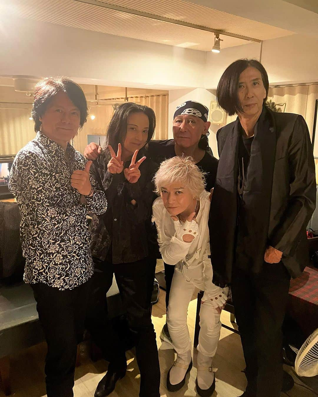 潮崎裕己さんのインスタグラム写真 - (潮崎裕己Instagram)「本日の80's Rock Jam Vol.36は平日にも関わらず超満員でございました。 遠くは大阪から来ていただき有難い限りです。 参加していただいた皆様、スタッフの皆様、ありがとうございました。  ギターに村上君が参加してくれて、装いも新たに80's Rock Jamはこれからも続いていきますが…… 先月のYOKOHAMA ROCK FESの時も、今日も気配を感じたのは僕だけかな？w 今日は月命日だったしね。 ステージで弾けなくてさぞ悔しかったろうw  次回は未定ですが、またいらしてくださいね。 お待ちしてます^_^」9月29日 23時29分 - hiromi_shiosaki