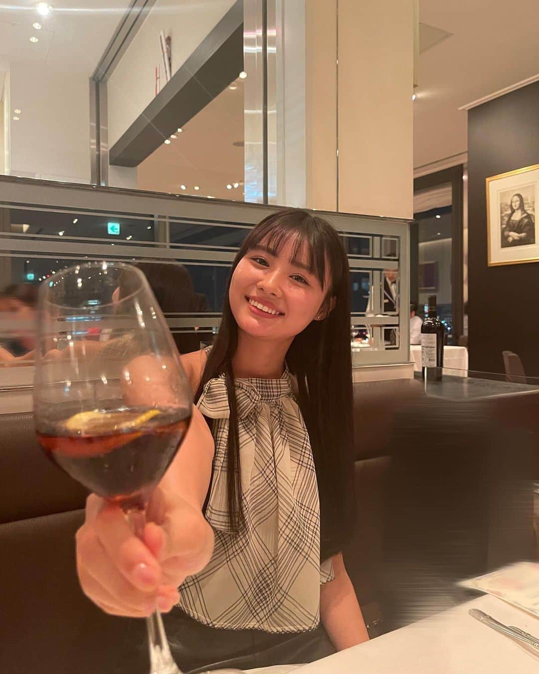 豊島心桜のインスタグラム：「･ 乾杯だけしてその後即コーラ🥂 年齢分の薔薇をプレゼントしてもらいました🌹」