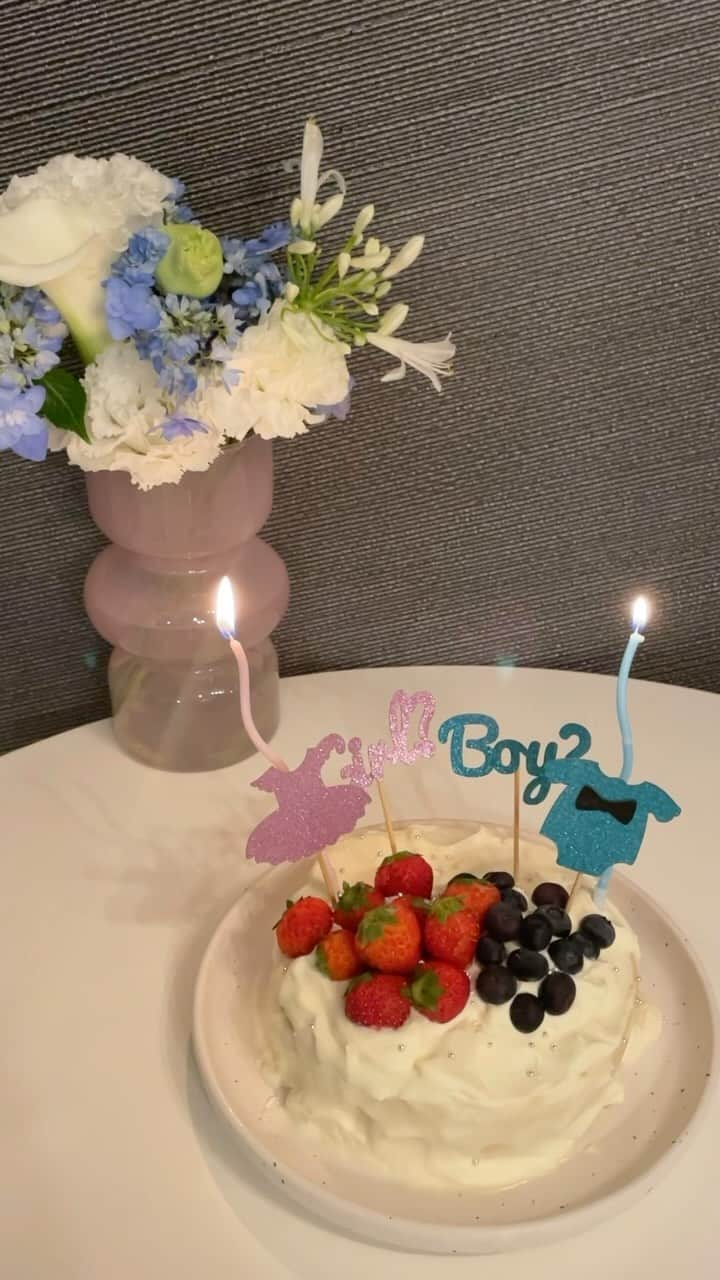 ひこ乃のインスタグラム：「バームクーヘンで簡単👨🏻‍🍳性別発表のサプライズ🎂ジェンダーリビールケーキ👶🏻✨  実は妊娠初期の2ヶ月くらいにNIPT検査を行っていたので(旦那さんには秘密)かなり早い段階で性別が分かっていました💡2週間くらいで結果が出るとのことで毎日ソワソワ💭  検査した日にジェンダーリビールケーキやろうと思ってgirl,boyのキャンドルだけは買っておいてそこから毎日待ち侘びていたら予定より早く1週間くらいで結果がメールで来たので早く言いたくてその日に超大急ぎでスーパーに行ってケーキの材料を購入🏃💨‼️笑  旦那さんが帰ってくるまでに時間がなさすぎてとにかく急いでいたので バウムクーヘンで作れるものにしたから簡単にできた🤗  レシピ/材料 ・バウムクーヘン ・いちご🍓girl ・ブルーベリー🫐boy ホイップクリーム ・生クリーム1パック ・はちみつ30g ☑︎ミキサーに入れたらすぐホイップできて便利♡  あとはバウムクーヘンの中に性別のフルーツを入れて、 ホイップクリームを詰めて表面を塗って左右でフルーツを分けて飾るだけ🤍  ⠀ ⠀ ⠀ girl 🍓 boy 🫐❔  ⠀ ⠀ ⠀ ⠀ ⠀ ⠀ ⠀ ⠀ ⠀ 結果は... ⠀ ⠀ ⠀ ⠀ ⠀ ⠀ ⠀ ⠀ ⠀ 女の子👶🏻🎀 ⠀ ⠀ ⠀  妊娠がわかってから、なぜだかピンクの物が増えていることに気づき、ネイルとか小物とか、、もしかしたら女の子かもと直感で思って勝手に洋服とか女の子のものを買っていて笑  勘が当たってよかった🤣🎀 記念にくすみピンクのドレスでマタニティフォトも📸 @inaiwedding_photostudio   出産まであと2ヶ月🤰胎動かなり激しくて毎日寝不足だけど健康な子が産まれて来ますように✨😌 ⠀ ⠀ ⠀ ⠀ ⠀ ⠀ #ジェンダーリビールケーキ#妊娠後期#性別発表#ジェンダーリビール#genderreveal#妊娠8ヶ月#妊娠29週#プレママ#初マタ#nipt検査#nipt」