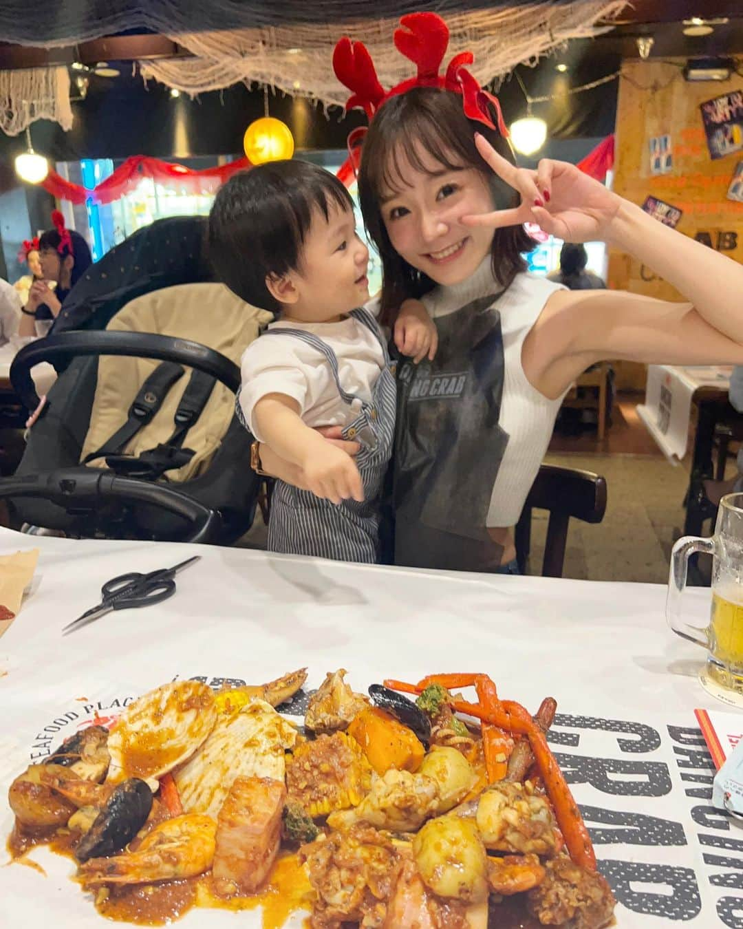 並川花連のインスタグラム：「📍 @dancingcrab_tokyo   だいちゃんと 付き合ってはじめて デートしたダンシングクラブ🦀🦐  家族でいってきた🦀🦐👏🏻❤️  懐かしかったぁ 感慨深い。🥲❤️  2020年の11月 もうすぐ3年前。  家族になっても毎日たのしいありがとう👨‍👩‍👦💓 3年前は2人とも金髪👧🏼👦🏼」