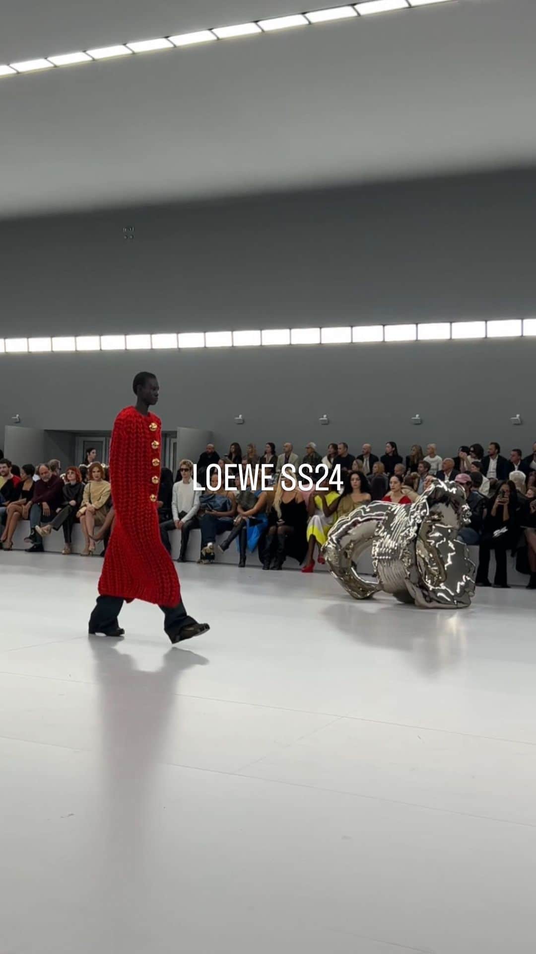 のインスタグラム：「For @loewe’s SS24 show, @jonathan.anderson took us back to Château De Vincennes, showing an extraordinary collection in front of a star-studded frow including @charli_xcx, @tayrussell, @kitconnor, @krisjenner and many more 🏰  Stay tuned to #DazedFashionTV for all your fashion week updates 📺✨  📹 @emmaedavidson @mariosmystidis @chestermckee, edit @selasihd   #DazedFashion #LOEWE #SS24 #PFW #FashionWeek」