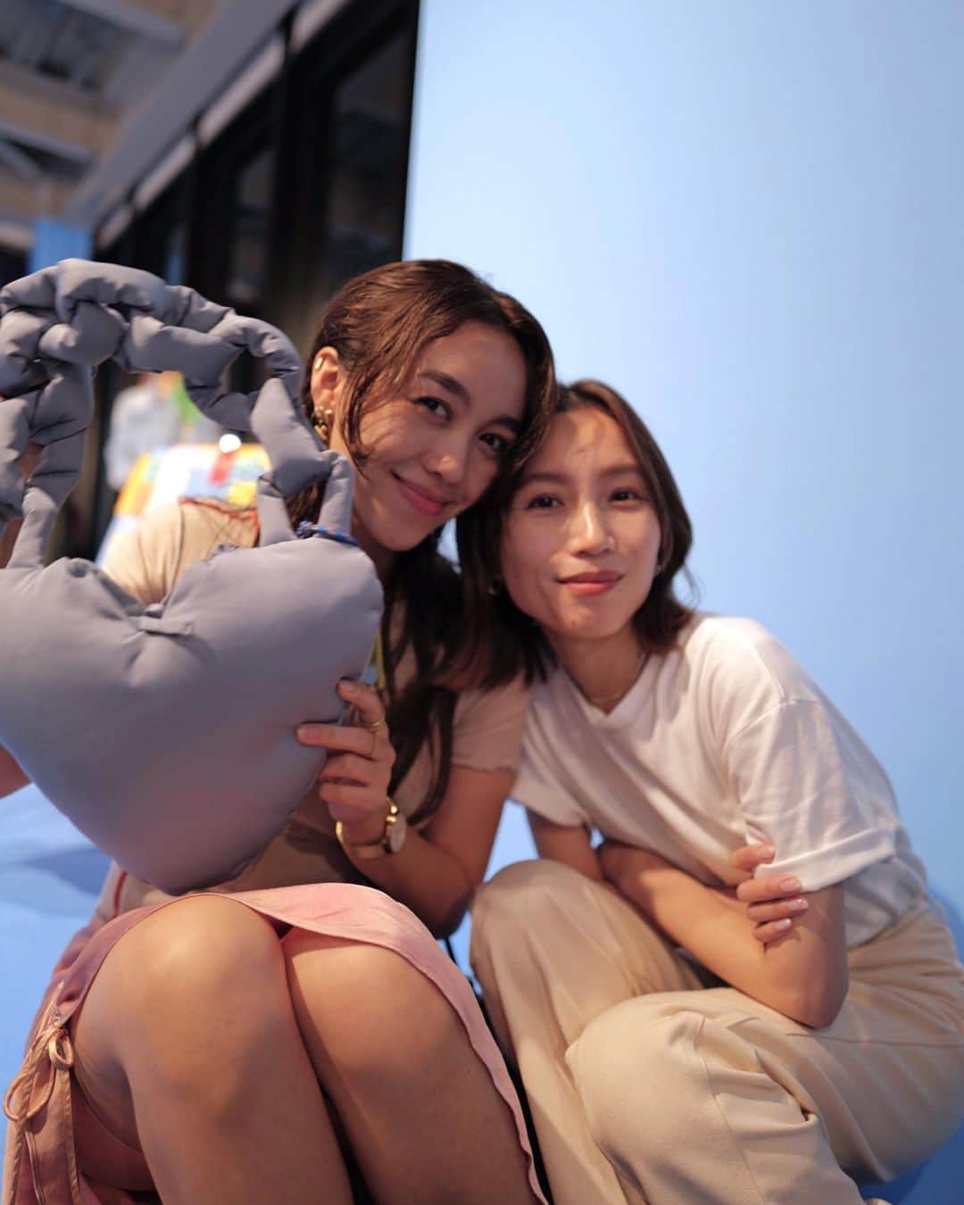 eriさんのインスタグラム写真 - (eriInstagram)「今日はCOACH @coach_japan のセカンドラインCoachtopia @coachtopia の ポップアップストアをみてきました🏡  Coachtopia/コーチトピアは生産過程で出る、 型を抜いたあとの革の端切れや、家庭からでるプラスチックゴミなどバージンの素材でなく'既に存在する'マテリアルを使用、再構築してつくられるライン。 プロダクトは何度も生まれ変われるように設計🍃 メイドサーキュラー™️という彼らのデザイン原則がありそれに基づき企画生産されている  2年前の立ち上げ以降、COACHのプロジェクトとして見てはいたけど今回、本国アメリカ/NYから来ていたディレクターのジューンから説明を聞いて、とっても興味深くそしてイノベーティブで驚いた。  デザインから始めるのではなく 'ゴミ'となって廃棄されていたものからデザインを派生させるという発想なのも面白い。 例えば大きめにカットされたレザーは チェッカー柄に(写真6枚目)🏁 細かくなってしまってるものは さらに細かいブロックチェックに パッチワークしたり もっと細かいレザーは圧縮して プレスレザー(写真5枚目)として一枚に仕立てたり、 マテリアルも様々な技法とアイデアでつくられている。 それらを見るだけでもとても面白い。  輸送の際、Co2の排出量を抑えるためフラットに解体できるデザインにし(写真2枚目)お客様が付属の紐で組み立てるようになっているバッグだったり、 100%リサイクルマテリアルで単一素材/モノマテリアルだからまるっとそのままリサイクル可能なパッファーバッグや、工場で残ったファスナーをパッチワークしたもの、 ブランドのロゴ入りのチャームは プラゴミを圧縮してつくったモザイクプレートなど、 老舗ならではのノウハウと可愛いアイデアがたくさんでした。  私が好きだったのは、 アイテム一つ一つにデジタルタグNFCがついていて そのプロダクトの製作過程を知れるほか、 そのアイテムが、買われてからリペアされ、 アップサイクルされ、リセールされ、、と その後のバッグの生涯を記録/トレースできるようになっていること！  逆に私が気になったのは 説明の中でレザーの素材について "もともと食品の副産物/バイプロダクト"と前置かれていて アニマルライツには触れられなかったのがモヤっとポイントでした🥀(よりエシカルなレザーの選択/調達についてはウェブサイトで読むことができた)  、、、と、書くときりないくらいの インプットがあって楽しかった！ ウェブサイトでも詳しく見られました。  そして今日は何より 環境のことに向き合う仲間たちに 一斉に会えたことが ほんとに嬉しかった こんなに一同一緒に会えることなかなかない笑！  彼女たちにはいつもエンパワーされてる🌹🪺🌹🪺🌹🪺🌹  という夜でした」9月29日 23時32分 - e_r_i_e_r_i