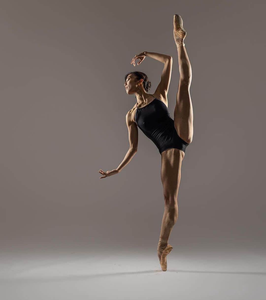 Ballet Is A WorldWide Languageさんのインスタグラム写真 - (Ballet Is A WorldWide LanguageInstagram)「Stunning ✨ @yuuyuu_1005 by @ha55ellhoff   #yukurihara #worldwideballet 🤎✨🩰」9月29日 23時36分 - worldwideballet