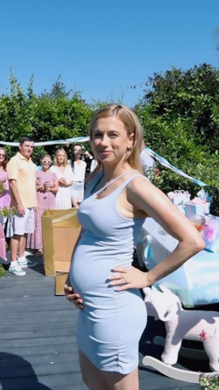 イリザ・シュレシンガーのインスタグラム：「WE’RE SO EXCITED… that no one had to die when we made the announcement! 🌎 Remember, save the planet, our kids have to live here.  🩵 Can’t wait to welcome our baby boy in February 2024! Sierra and Tian Fu are waiting with so many toys!  Directed by Iliza D.P. @hunterhillcomedy  Set decoration @absolutjcg Dad @mattyfontana13  Mom @ashton.b.hill   Guests @owenmackswell @maygan6 @proofoflyfe @bonnieezane @gregorylongstreet @mindyzr305 @dshoward17 @melbrown10」