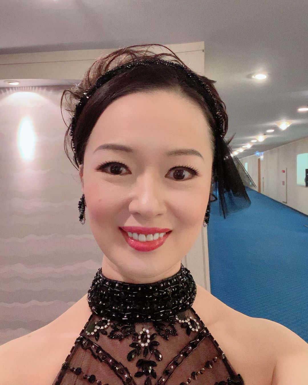 花城アリアさんのインスタグラム写真 - (花城アリアInstagram)「歌のステージをさせて頂きました🎶  私が宝塚歌劇団に入る きっかけとなった企業様で その感謝の気持ちをお伝えできて 嬉しかったです。  今日は、写真を沢山撮って頂いたので ４枚アップしちゃいます😆 （お恥ずかしながら。。宜しければご覧くださいませ　）  最近、歌や音楽の素晴らしさを 改めて感じる事が多くて😢✨✨ 歌や音楽を聴くと 何とも言えない感動がありますよね🎶✨✨  私もそんな素晴らしさを感じて頂ける歌が歌えたらと🎶 要するに歌がとても好きなんだと💓 再確認している今日この頃です　笑  これからも頑張ります😊🎶😆  本日はありがとうございました😊🙏💓  #どアップ　でごめんなすって #vjaグループ　様 #三井住友visaカード  #貸切公演 #抽選で当たって #初めて観たのがキッカケです #良い週末を　✨✨ #歌　#ボーカル　#宝塚 #宝塚og  #ステージ」9月29日 23時37分 - aria.kajo