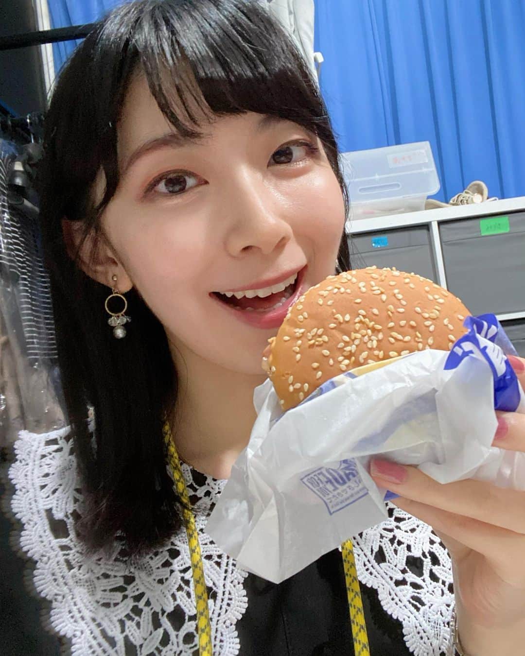 のインスタグラム：「今日は中秋の名月ですね。お月見は楽しんでいますか？ 今年はマックの月見バーガーにしました🌕🐇  #中秋の名月 #月見バーガー #マクドナルド」