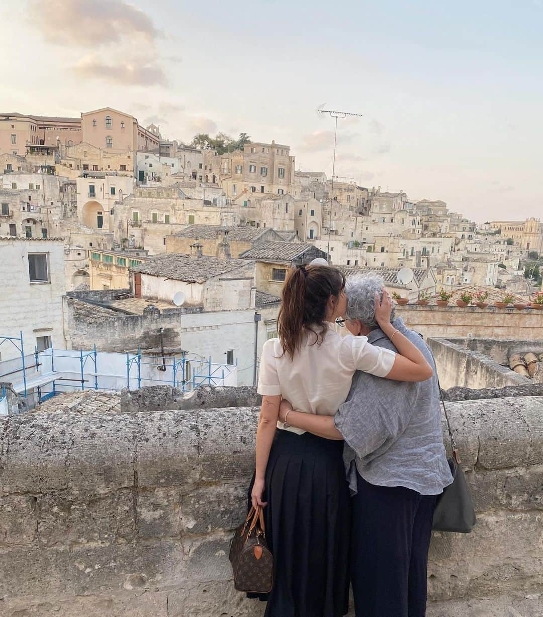 マイア・ミッチェルのインスタグラム：「Just being big tourists and loving every moment over here 🥹」