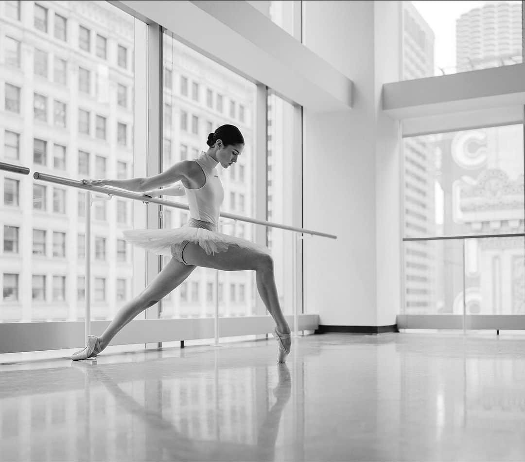 ballerina projectのインスタグラム：「𝐁𝐚𝐬𝐢𝐚 𝐑𝐡𝐨𝐝𝐞𝐧 at Joffrey Ballet in Chicago.   @basia.rhoden #basiarhoden #ballerinaproject #joffreyballet #chicago #ballerina #ballet #dance #barre #balletstudio   Ballerina Project 𝗹𝗮𝗿𝗴𝗲 𝗳𝗼𝗿𝗺𝗮𝘁 𝗹𝗶𝗺𝗶𝘁𝗲𝗱 𝗲𝗱𝘁𝗶𝗼𝗻 𝗽𝗿𝗶𝗻𝘁𝘀 and 𝗜𝗻𝘀𝘁𝗮𝘅 𝗰𝗼𝗹𝗹𝗲𝗰𝘁𝗶𝗼𝗻𝘀 on sale in our Etsy store. Link is located in our bio.  𝙎𝙪𝙗𝙨𝙘𝙧𝙞𝙗𝙚 to the 𝐁𝐚𝐥𝐥𝐞𝐫𝐢𝐧𝐚 𝐏𝐫𝐨𝐣𝐞𝐜𝐭 on Instagram to have access to exclusive and never seen before content. 🩰」