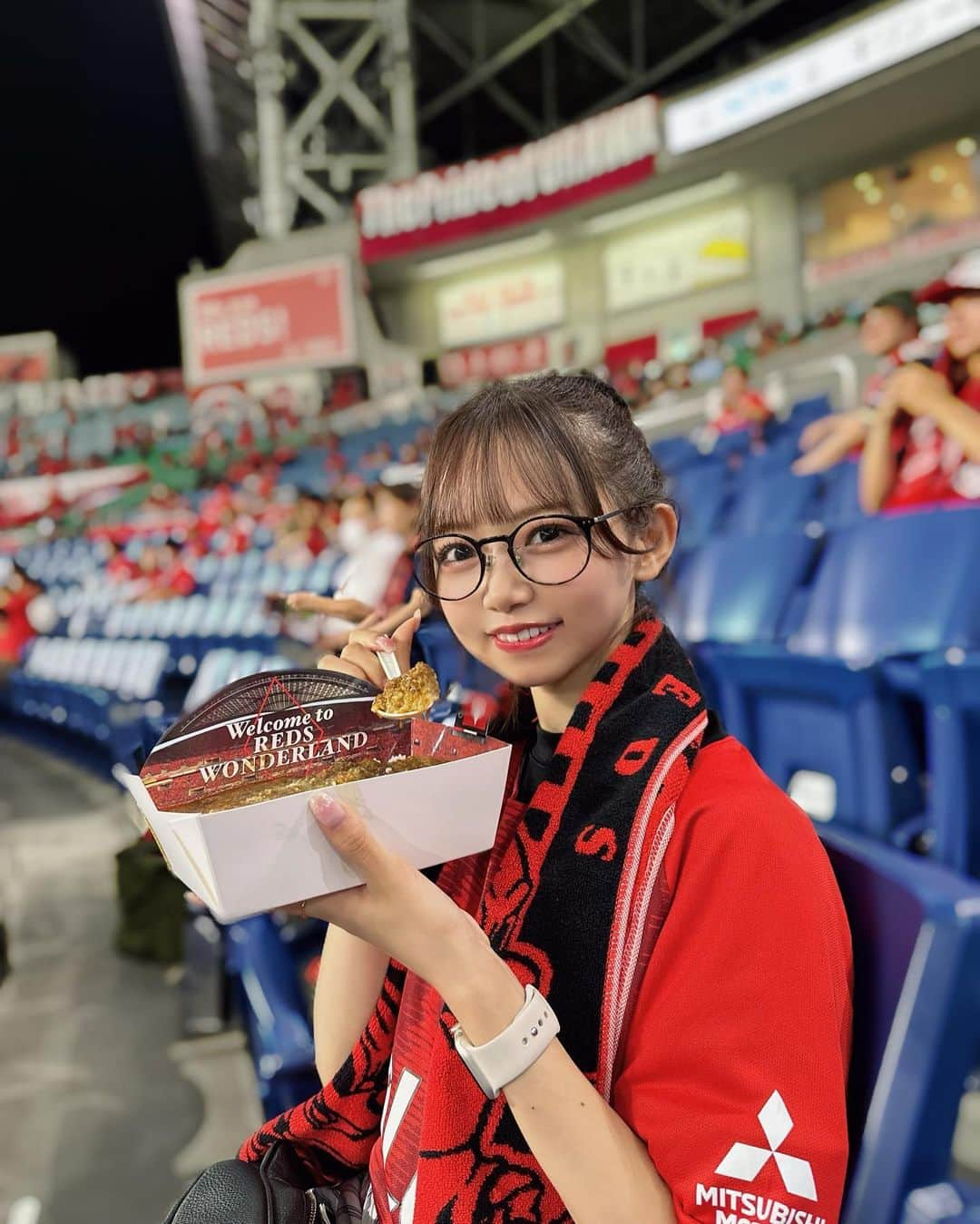 畑美紗起さんのインスタグラム写真 - (畑美紗起Instagram)「応援してきました❤️‍🔥⚽️ 始まる前のカレー🍛♡ 量が沢山でびっくりした🫢  浦和レッズ vs 横浜FC  前半はなかなか難しかったけど、、、 後半PKで追いついて そのあと会場がさらに盛り上がって熱くなって１つになっていくのが楽しかったです💭  引き分けだったけど今日いけてよかった😊  夜はだんだん涼しくなってきていいですね〜🫶🏻 あと1回は行けるといいな∩^ω^∩  おぎゆかちゃんに会えて写真撮ってもらった💕  #浦和レッズ #サッカー観戦 #浦和レッズサポーター #埼玉スタジアム #jリーグ #畑美紗起 #dailylook #shooting #me」9月29日 23時52分 - miiicha_0327