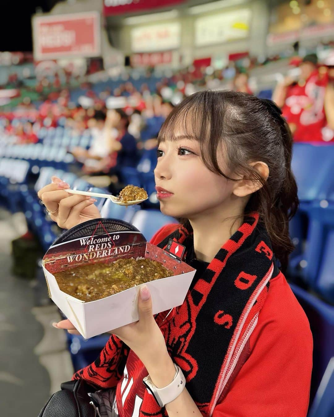 畑美紗起のインスタグラム：「応援してきました❤️‍🔥⚽️ 始まる前のカレー🍛♡ 量が沢山でびっくりした🫢  浦和レッズ vs 横浜FC  前半はなかなか難しかったけど、、、 後半PKで追いついて そのあと会場がさらに盛り上がって熱くなって１つになっていくのが楽しかったです💭  引き分けだったけど今日いけてよかった😊  夜はだんだん涼しくなってきていいですね〜🫶🏻 あと1回は行けるといいな∩^ω^∩  おぎゆかちゃんに会えて写真撮ってもらった💕  #浦和レッズ #サッカー観戦 #浦和レッズサポーター #埼玉スタジアム #jリーグ #畑美紗起 #dailylook #shooting #me」