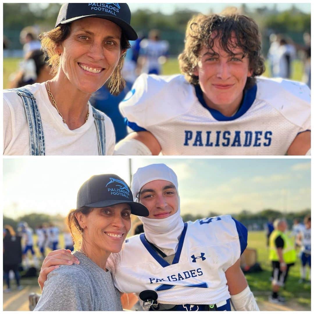 アナベス・ギッシュのインスタグラム：「See, today is another sons day;) and it’s football season ya’ll. Yep, I’m that mom. 💙 💙」