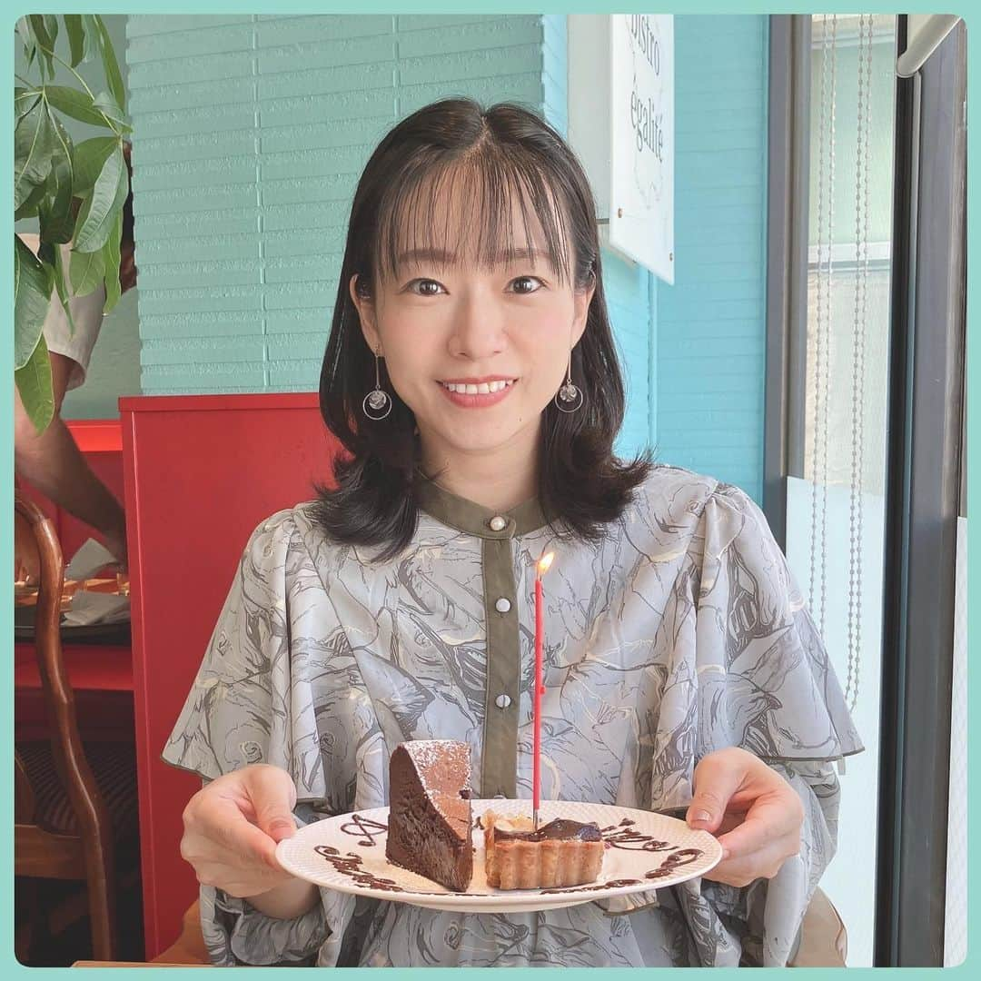 砂岡春奈さんのインスタグラム写真 - (砂岡春奈Instagram)「9月30日 またひとつ歳を重ねました😊  写真は今週半ば短歌の兄弟子さんがお祝いしてくれた時の写真です📸  ありがとうございます🙇🏻‍♀️ いくつになっても誰かに祝っていただくというのは嬉しいものですね☺️  この1年で 短歌に出会い、  文芸という大義名分で、私の中の蘞味を帯びた感情を自由に表現出来ることの幸せを感じています✨️  ～競馬×短歌～  東京の長い直線逃げている7歳牝馬の見遣る富士山(ふじやま)  馬に例えると私も7歳…とちょっと。笑 これからもよろしくお願いいたします☺️  #砂岡春奈  #競馬 #短歌 #短歌女子 #umajo」9月30日 0時00分 - isaokaharuna