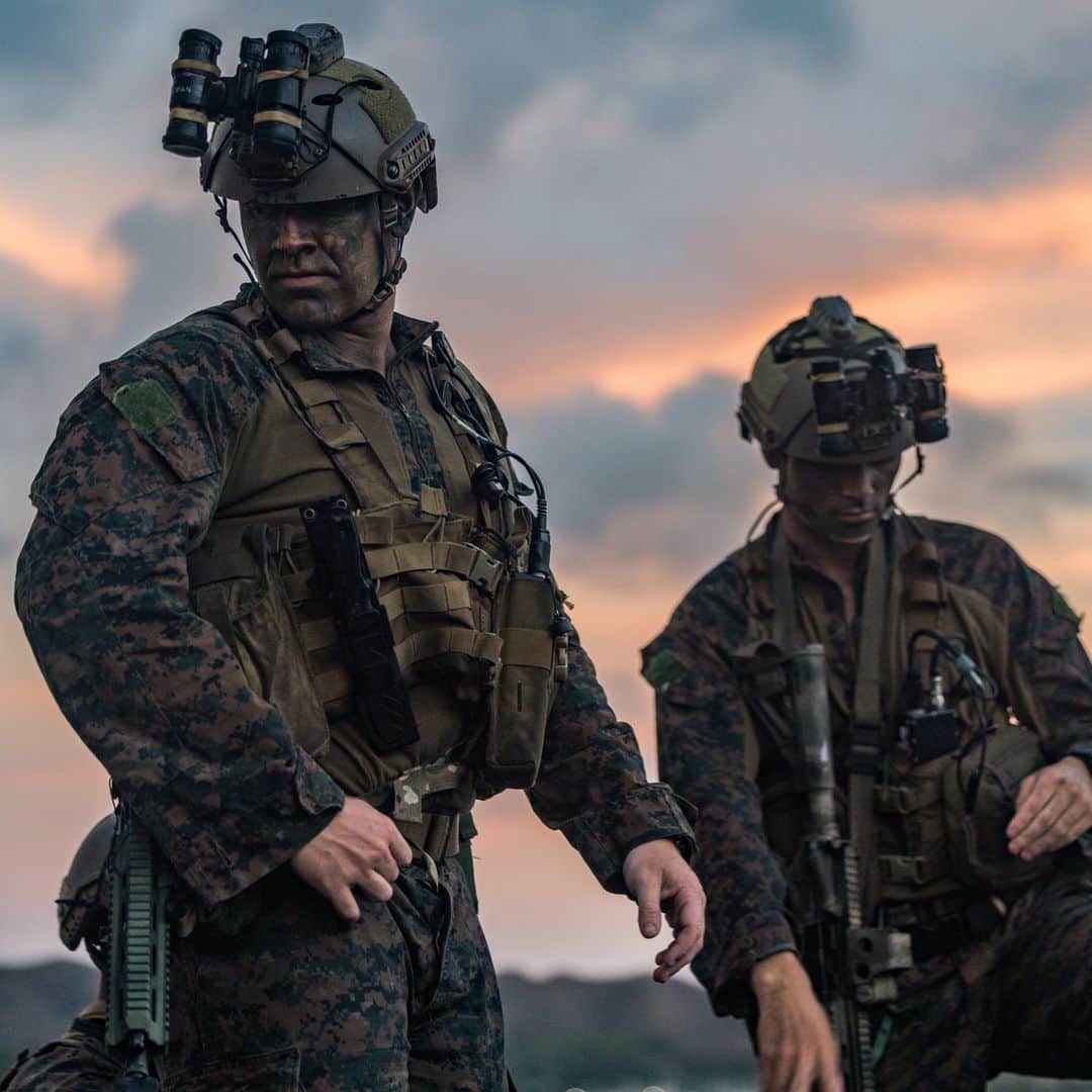 アメリカ海兵隊のインスタグラム：「Over The Horizon and Through the Woods  📍 @MCB_Hawaii (Sept. 25, 2023)  #Marines and @USNavy #Sailors with @3dmardiv conduct Force Design Integration Exercise.  The Force Design Integration Exercise demonstrates the current capabilities of 3rd Marine Division's 3d Marine Littoral Regiment (MLR).  This exercise gave 3d MLR the opportunity to showcase their implementation of technology, doctrine, and policy initiatives that allow the Stand-in-Force to sense and make-sense of potential adversaries, seize and hold maritime terrain, and conduct reconnaissance and counter-reconnaissance.   📷 (U.S. Marine Corps photo by Cpl. Grace Gerlach)  #USMC #MarineCombatArms #SemperFi」