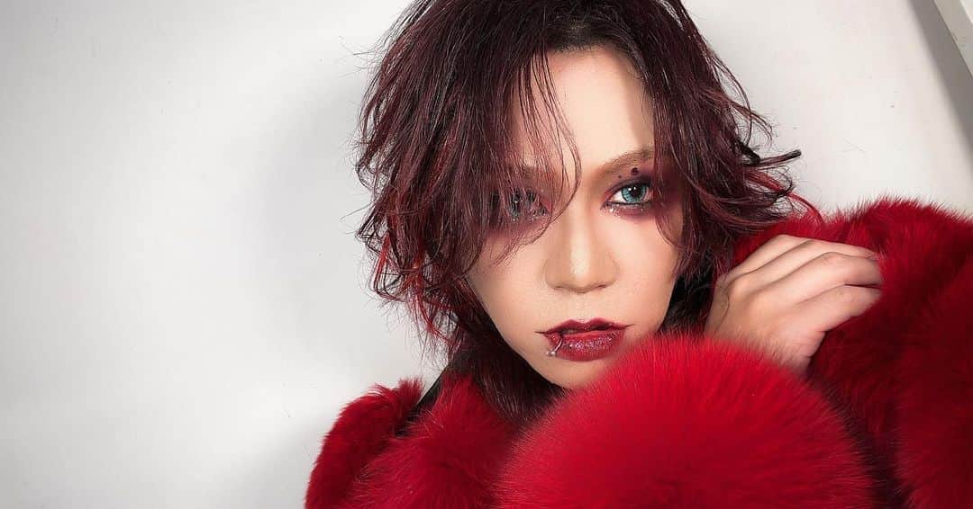 美月 のインスタグラム：「LSMとのツアーファイナル 真緒くんの一目惚れから始まったツアー 音楽も世界観も素晴らしくて、ちゃんと絡むのは初めましてやったやけど楽しすぎました  昨日とは打って変わって世界観的13でした 世界観のプロに世界観で挑むの燃えた  ３公演触れてくれてありがとうございました」