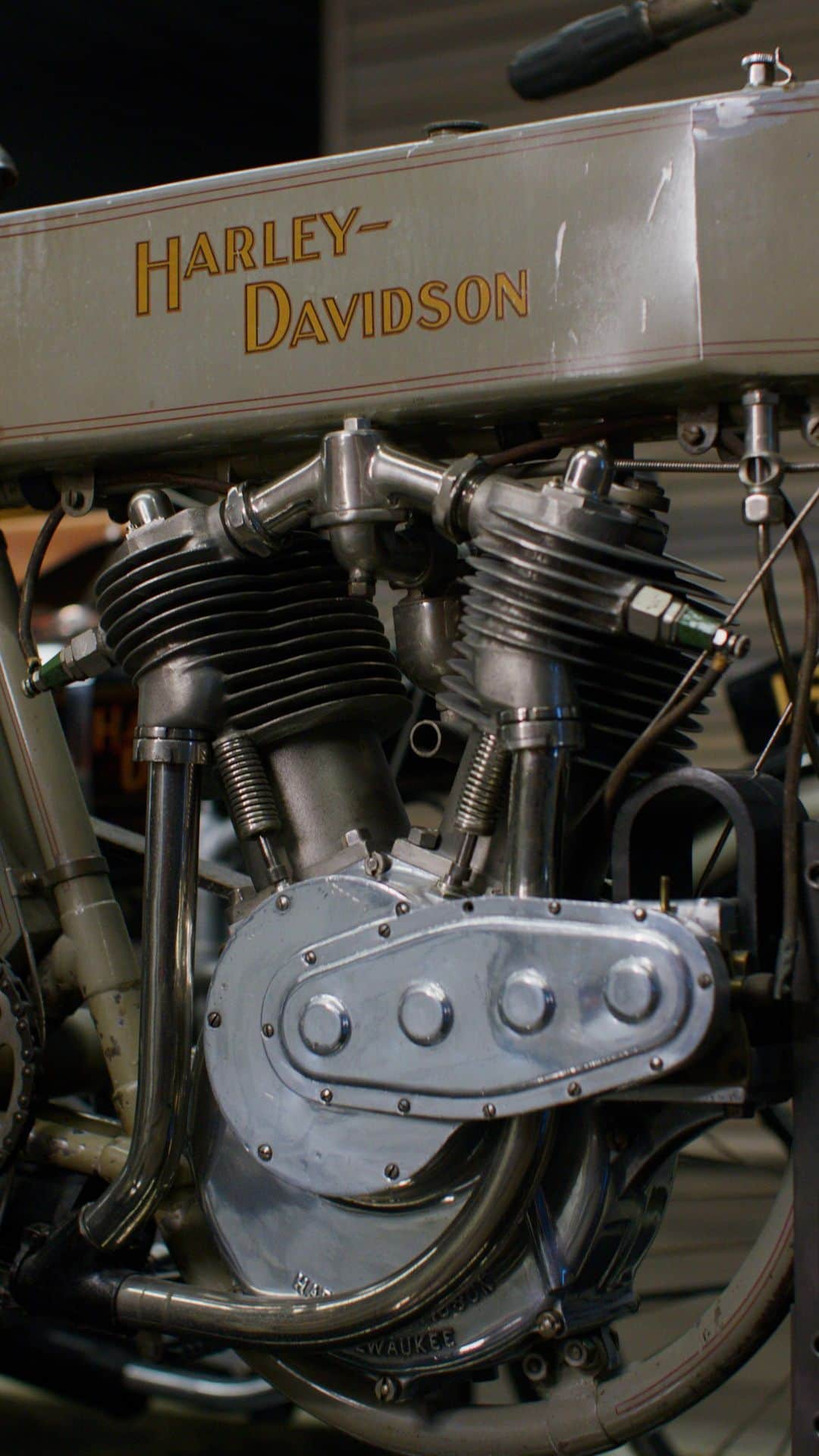 Harley-Davidsonのインスタグラム：「From the halls of the H-D Museum, Jessy walks us through the development of Harley-Davidson’s first V-Twin motors.​  Stay tuned for more from @missjessyjess at the @hdmuseum! ​  #HarleyDavidson #HDMuseum #HD120」